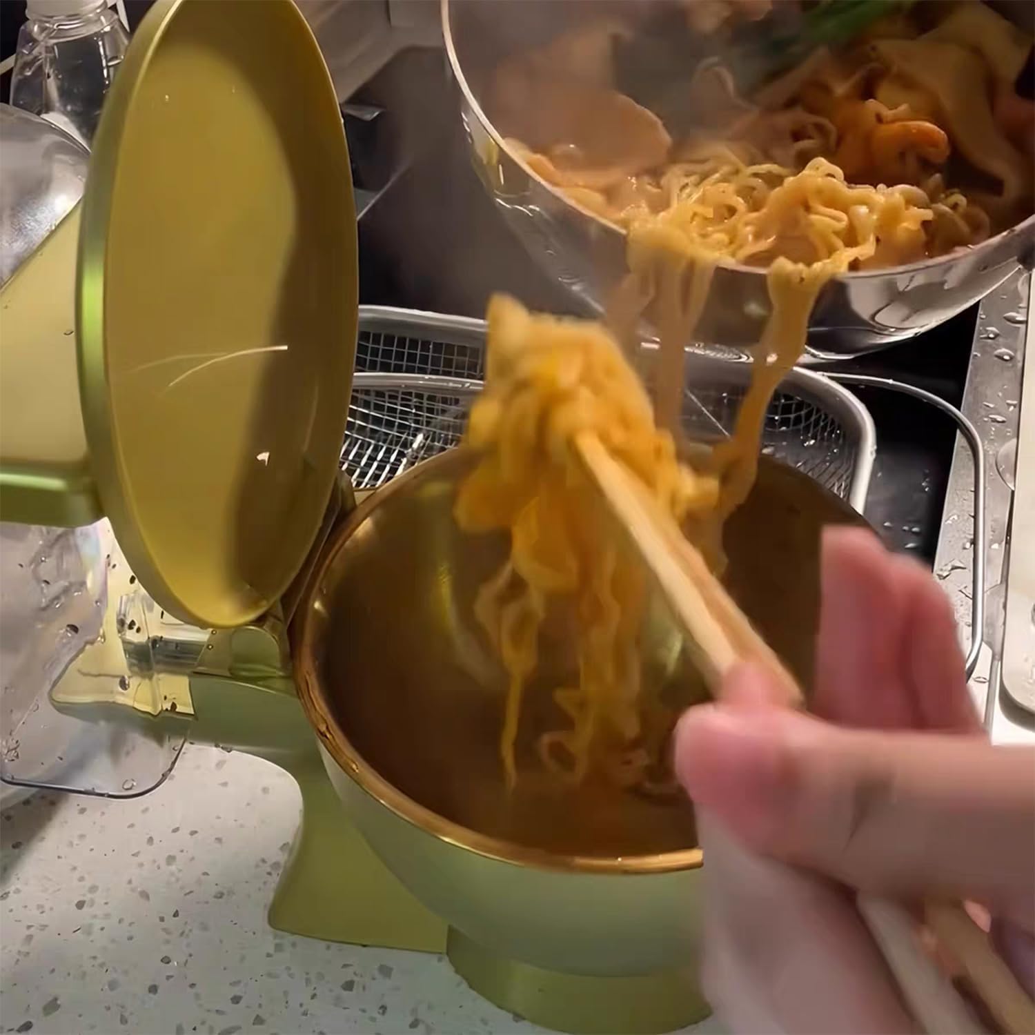 Nowatorski zestaw ceramicznych misek w kształcie toalety z wbudowanym kubkiem na napoje i słomką, zabawna miska do zupy ramen, kreatywny prezent dla miłośników jedzenia i prezent świąteczny
