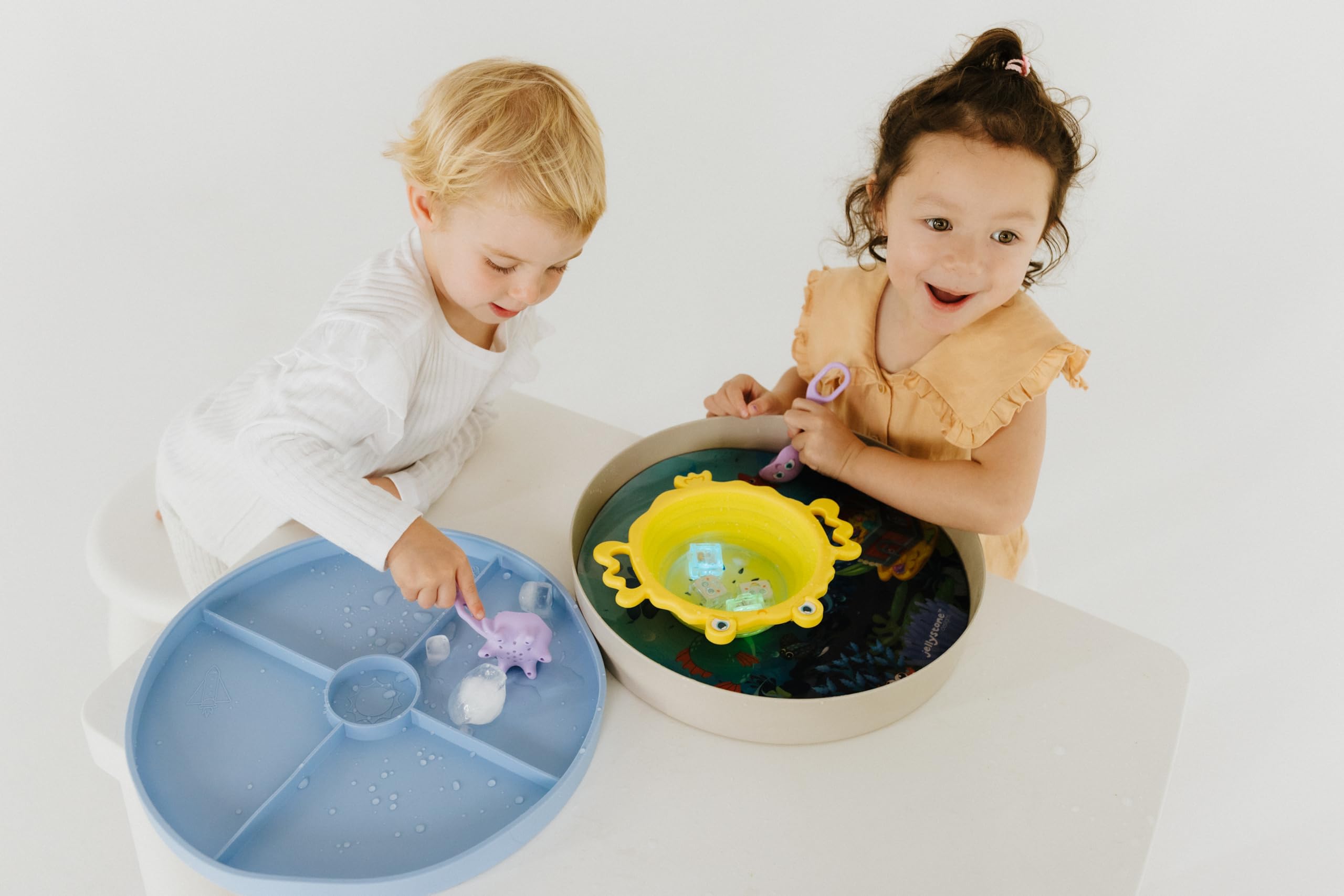 Jellystone Designs, Vassoio da Gioco Tray Play 2 in 1 con Coperchio, Gioco Sensoriale per Bambini dai 3 Anni di età, in Fibra di bambù e Melamina, Soft Blue, 35,5X 6 cm