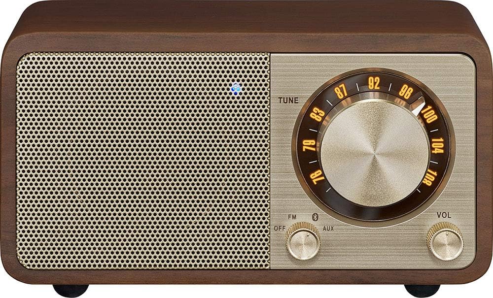 Front view of Sangean WR-301 radio with controls