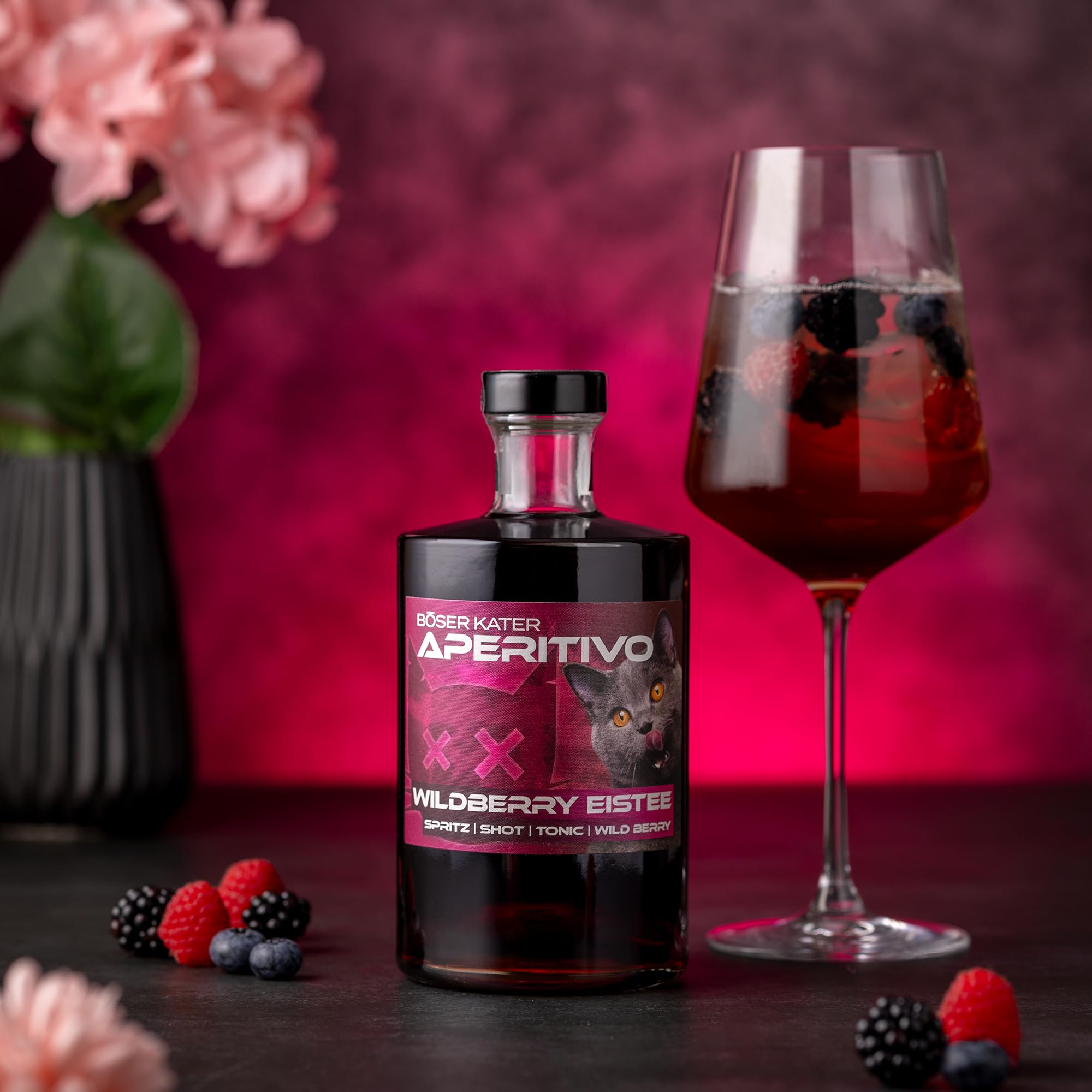 BÖSER KATER Wildberry Eistee Aperitivo Geschenkset mit 2 Gläsern 0,5l | Waldbeeren Frucht Likör | Erfrischender Aperitif | Ideal als Spritz oder Tonic Cocktail | Geschenkidee 15% Vol.
