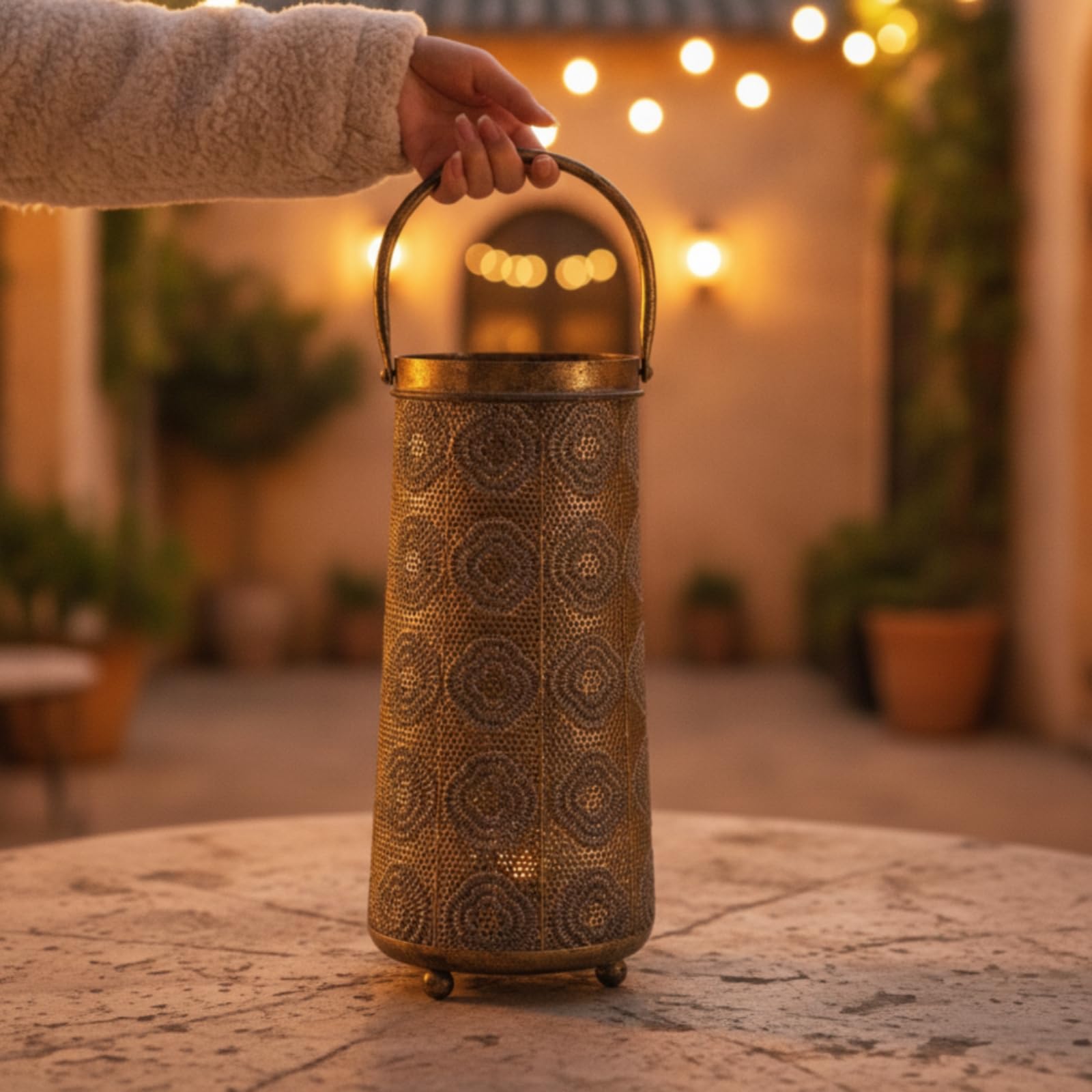 Portavelas Decorativo Linterna Metálica Farol Cilíndrico Portavelas de Hierro con Patrón Troquelado Base Estrecha con Patas Adecuado para Sala