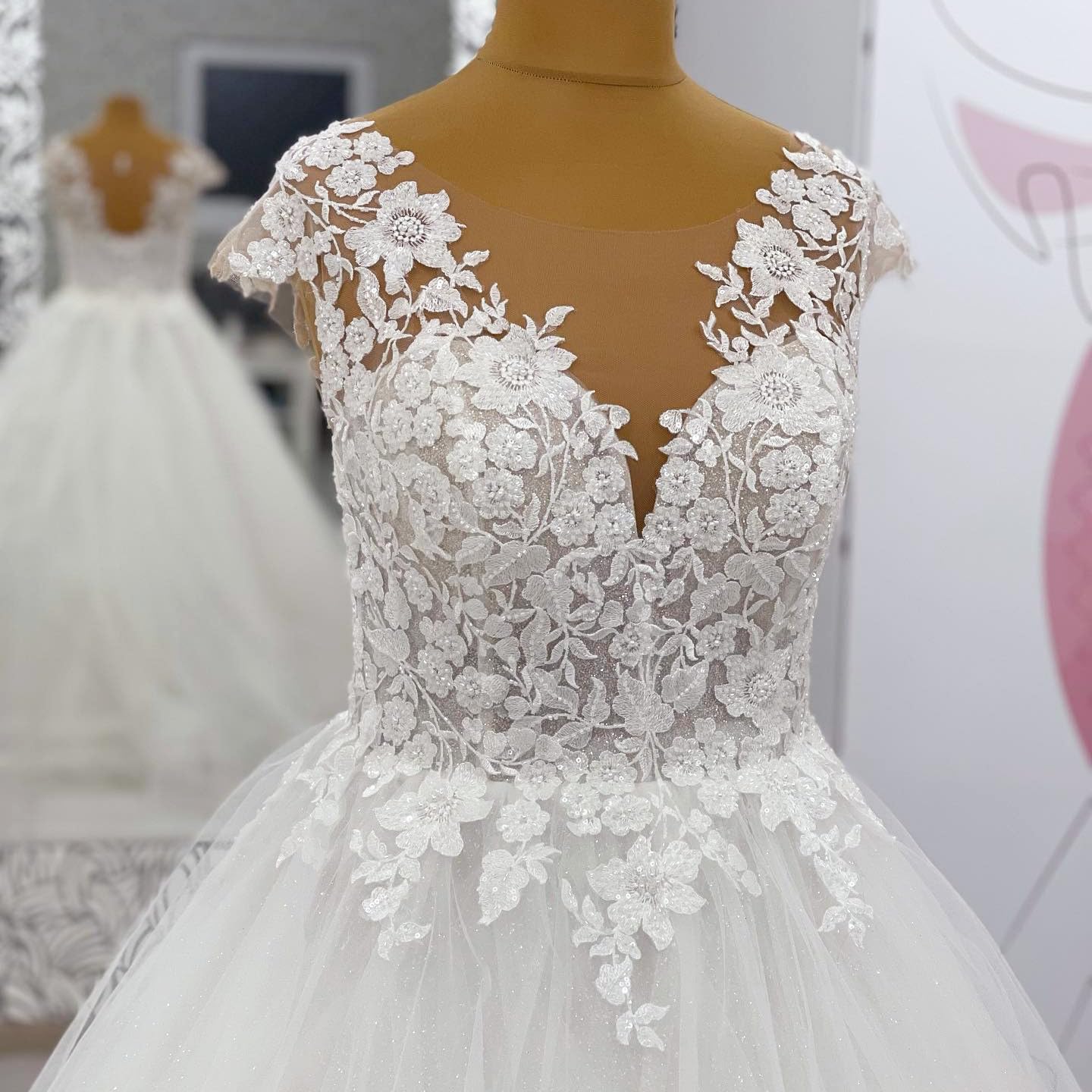 Glitter Tulle Dentelle Ligne A Robe de mariée Col V Illusion Grande Taille Lacé Corset Femmes Robe de Mariage AL-VN1042
