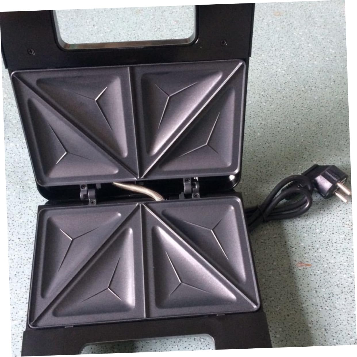 Toyvian Sandwichera Eléctrica Antiadherente con Doble Calentamiento Rápido Máquina de Desayuno Compacta para Pan y Pastel Horno Tostador Negro con Control Automático y Base Antideslizante