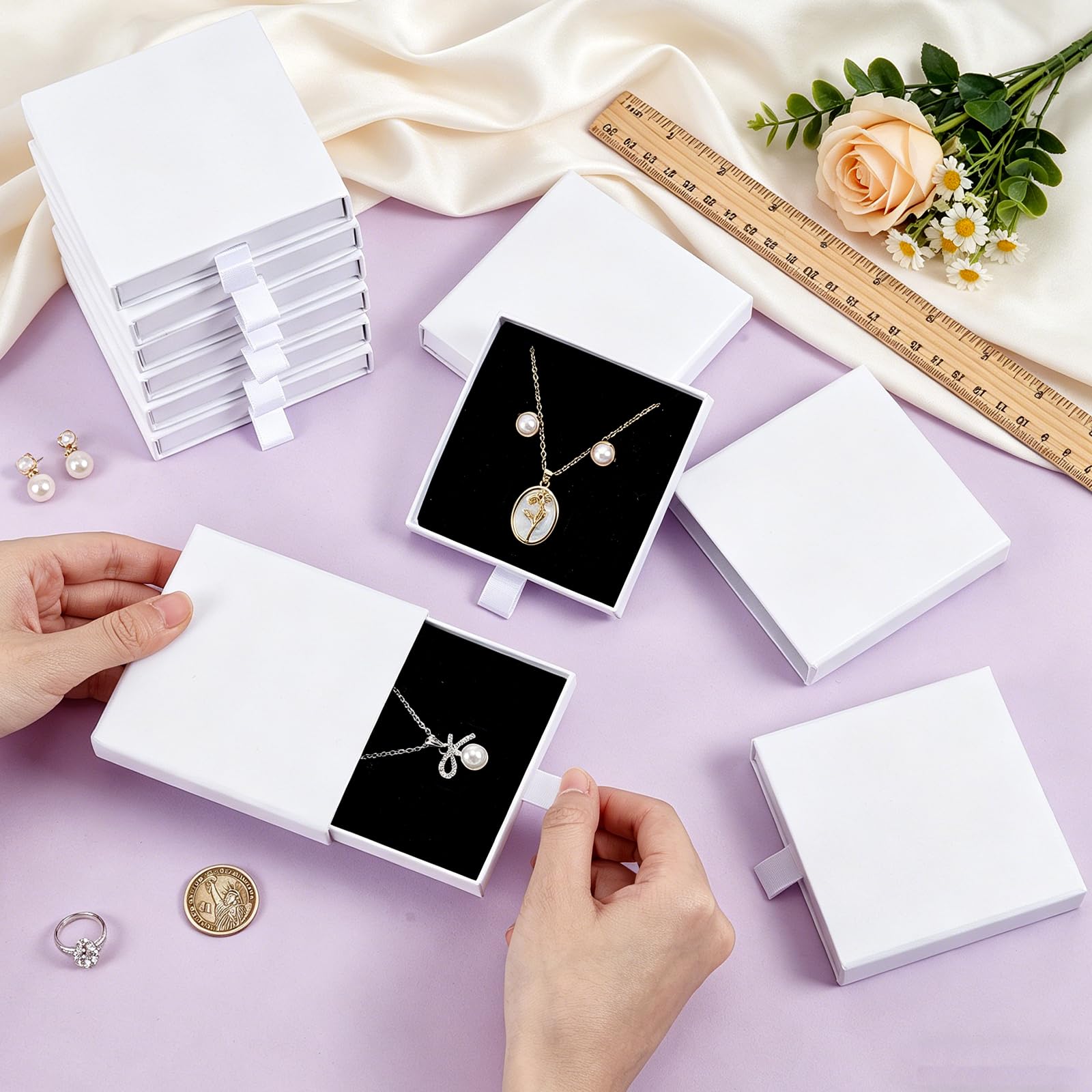 Schmuck-Geschenkboxen aus weißem Karton, 9 x 9 x 1,7 cm, quadratisch, für Halsketten, Armbänder, Ohrringe, Organizer, kleine Schublade, Geschenkbox mit Deckel und Schwamm für Halsketten