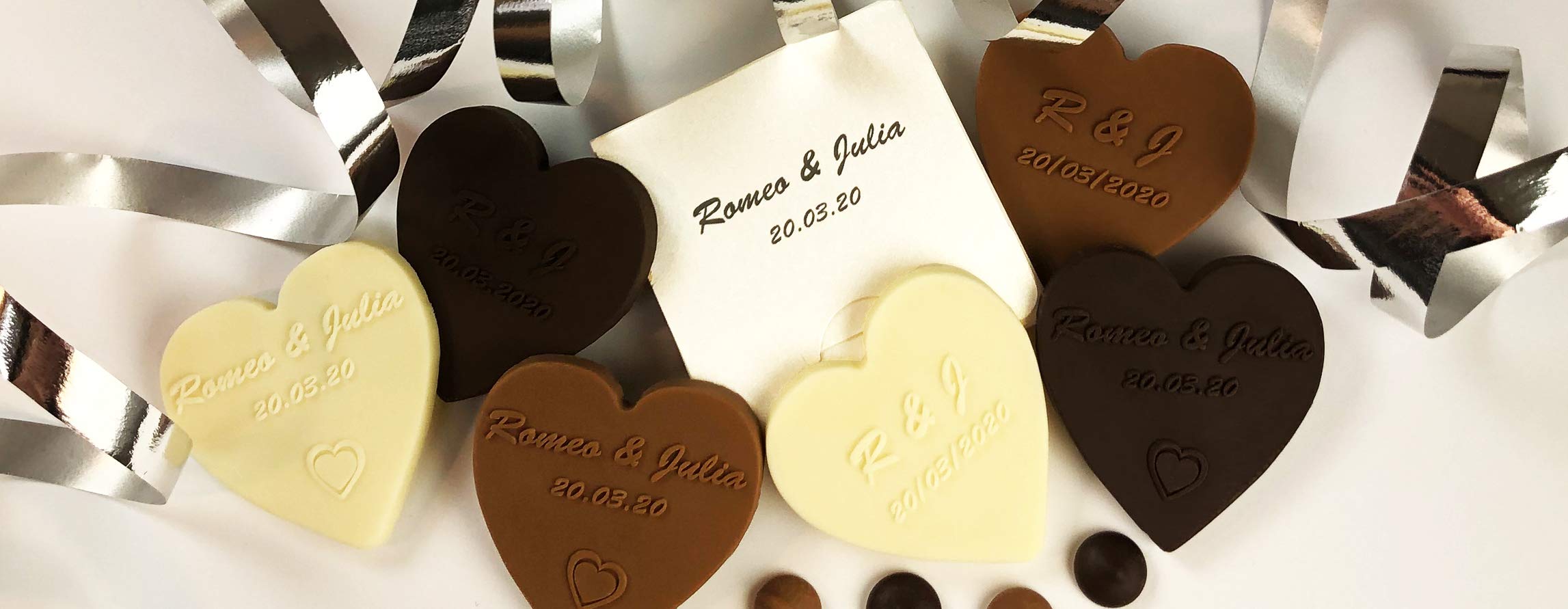 CHOCO SECRETS 20 Personalisierte Schoko-Herzen einzeln verpackt - Personalisierte Schokolade mit Namen und Datum - Einzigartige Hochzeit-Gastgeschenke - Schokoladenherzen mit individueller Geschenkbox