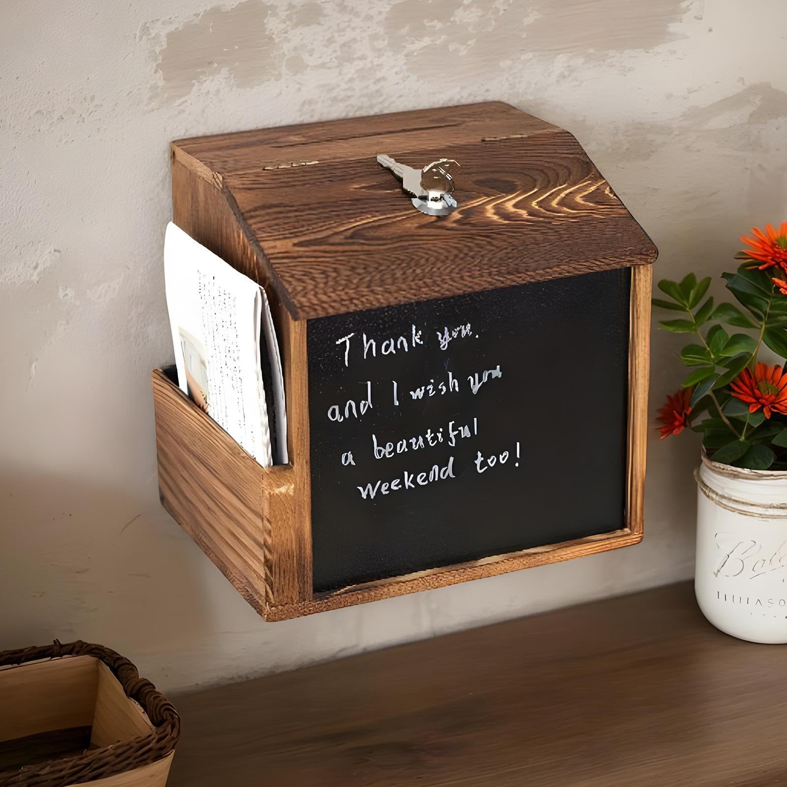 Abstimmungsbox mit Slot, Vorschlagbox - Gewinnspielkästen mit Slot,Retro Holz verschlossene Wand im Freien mit Tafel für Wohltätigkeitskirche Gebet