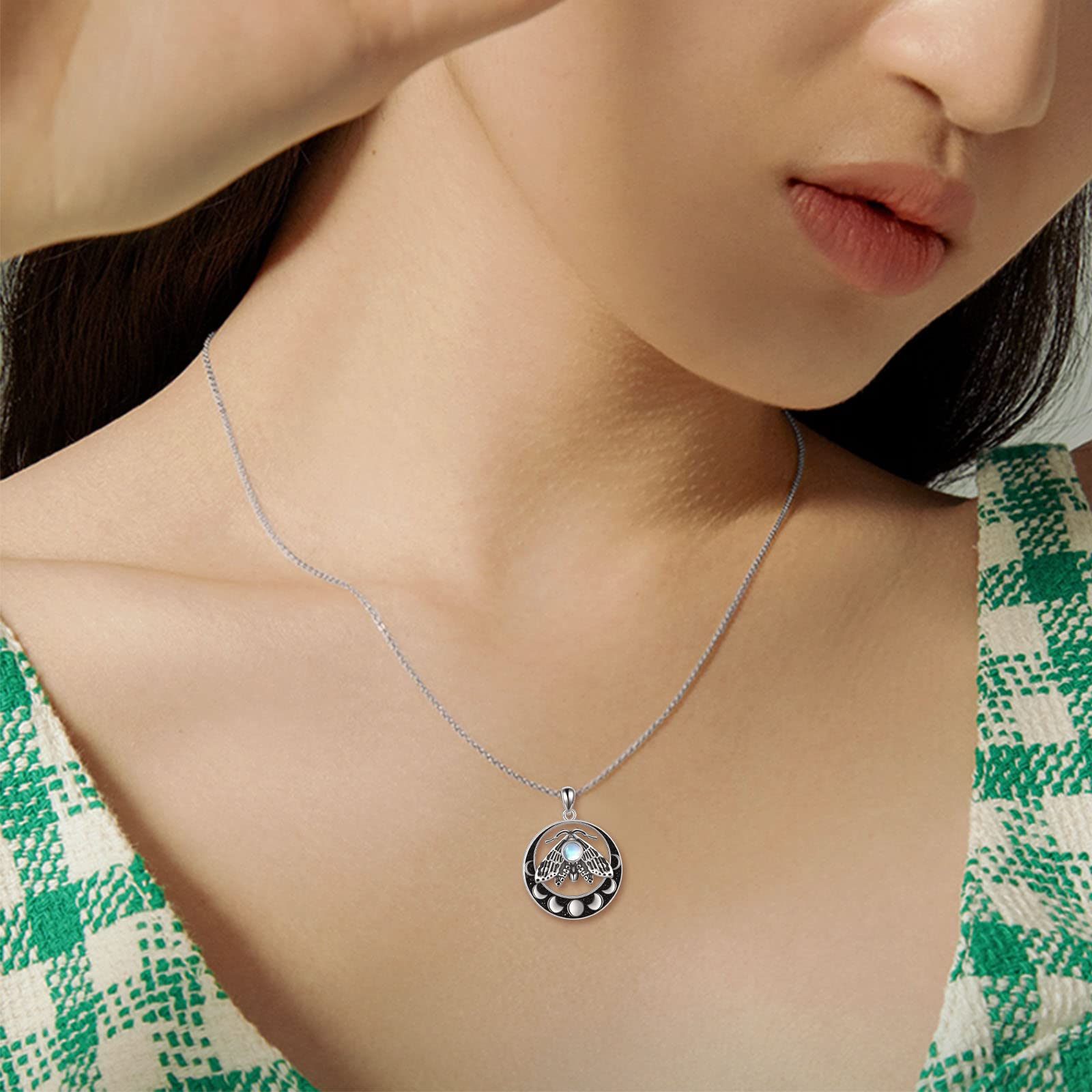 YAFEINI Mondstein-Halskette für Frauen Motte Anhänger Witchy Schmuck Gothic Motte und der Mond