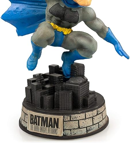 Miniatura 2 de Exclusivo Batman Bobblehead | Cuenta con Batman en una pose de superhéroe | Diseño de resina de 8 pulgadas