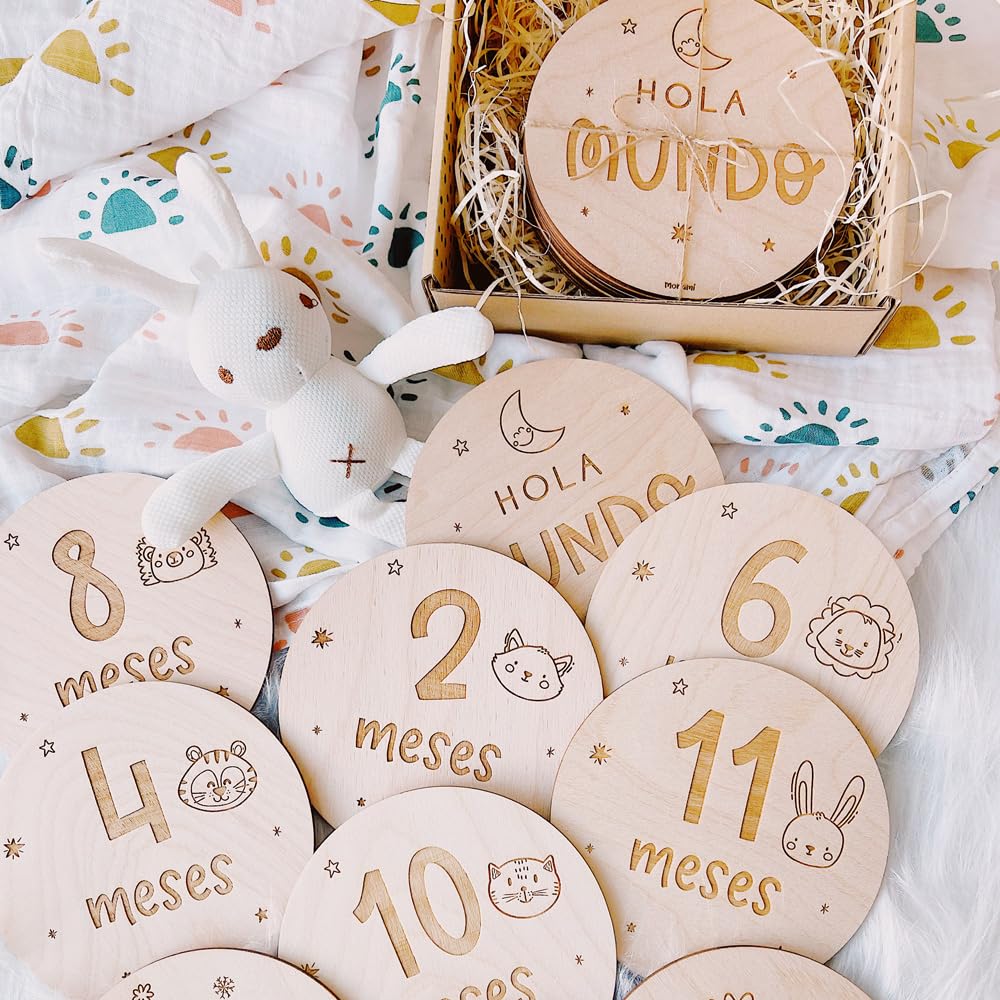MONAMÍ - Placas Cumple Mes de bebé grabadas en Madera. Incluye 20 diseños Grabados en Madera, Meses y 3 Placas de hitos con 6 Momentos con Frases Divertidas. Diseñado y producido en España