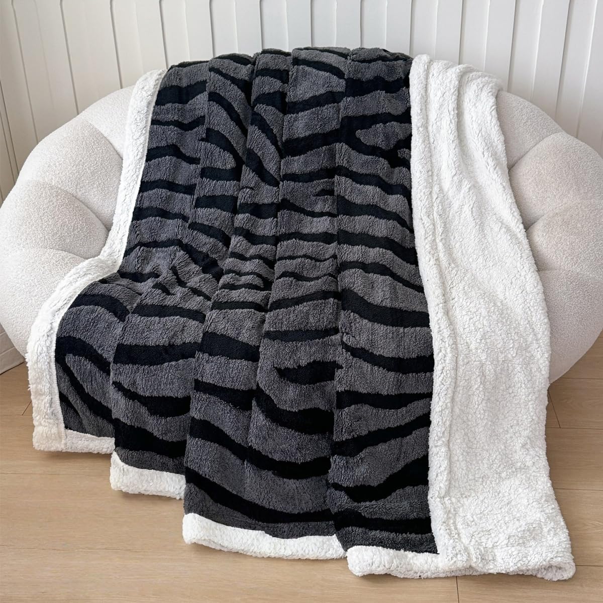 Large Winter Bed Blanket, Soft, Warm, Fluffy Thick Fleece Sherpa Blanket with Zebra Print for Sofa, Bed, and Armchair, Machine Washable (Grey, 70x100cm)