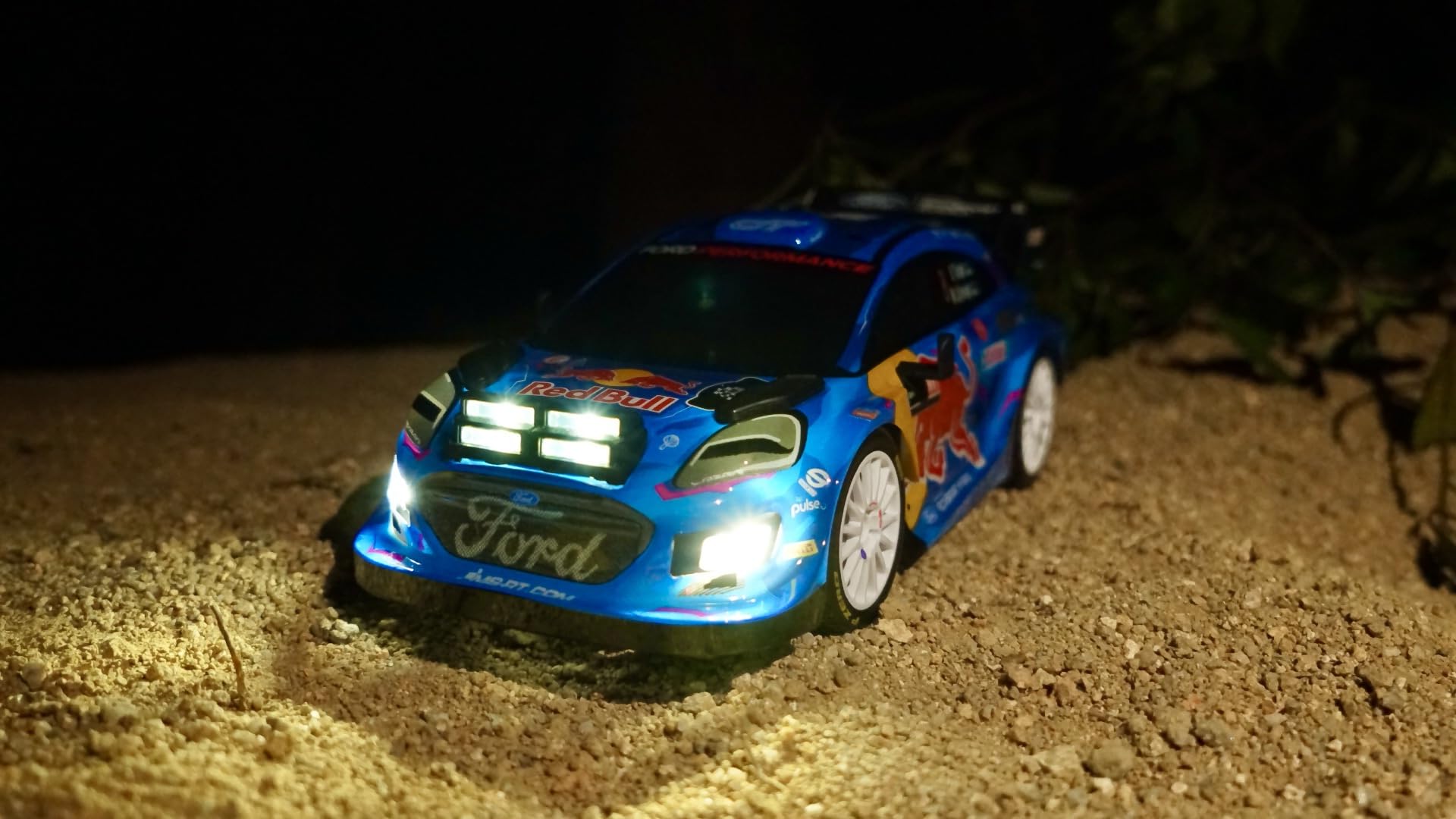 Nikko RC 10393 Night Mode M-Sport Ford Puma Hybrid #8 Tänak Voiture télécommandée avec phares LED, 25 cm, télécommande 2,4 GHz, portée de 40 m, pour Enfants à partir de 6 Ans, Bleue