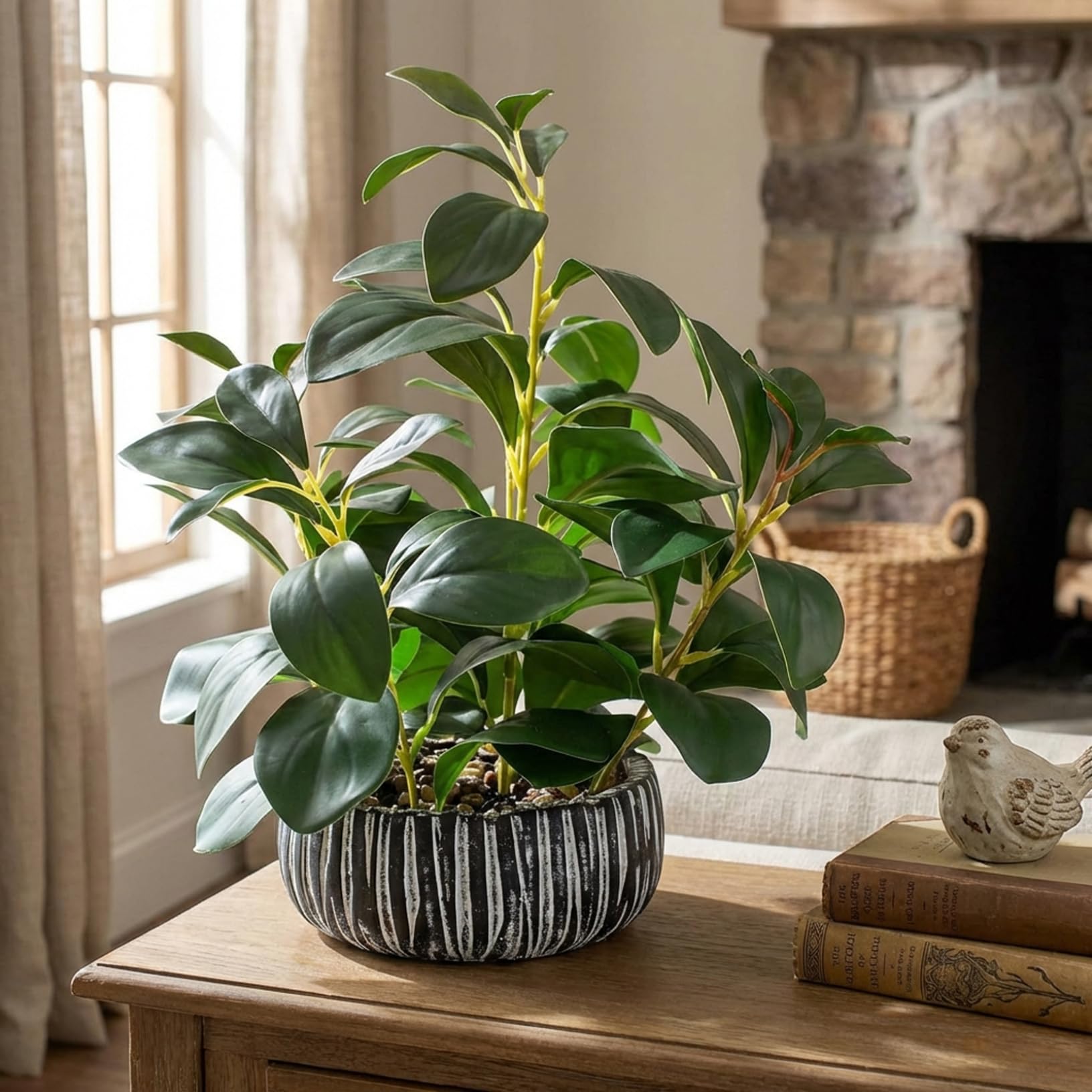 Pequeñas plantas artificiales en macetas para decoración de escritorio.