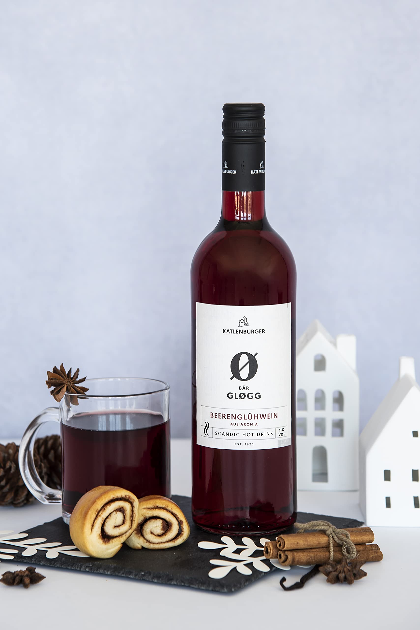 KATLENBURGER - Scandic Hot Drink Bärgløgg | Scandic Hot Drink Bärgløgg ist ein feiner Fruchtglühwein aus Aroniabeeren. Er überzeugt durch ein vollmundiges Geschmacksbild. Inhalt: 6x 750ml und 11% vol