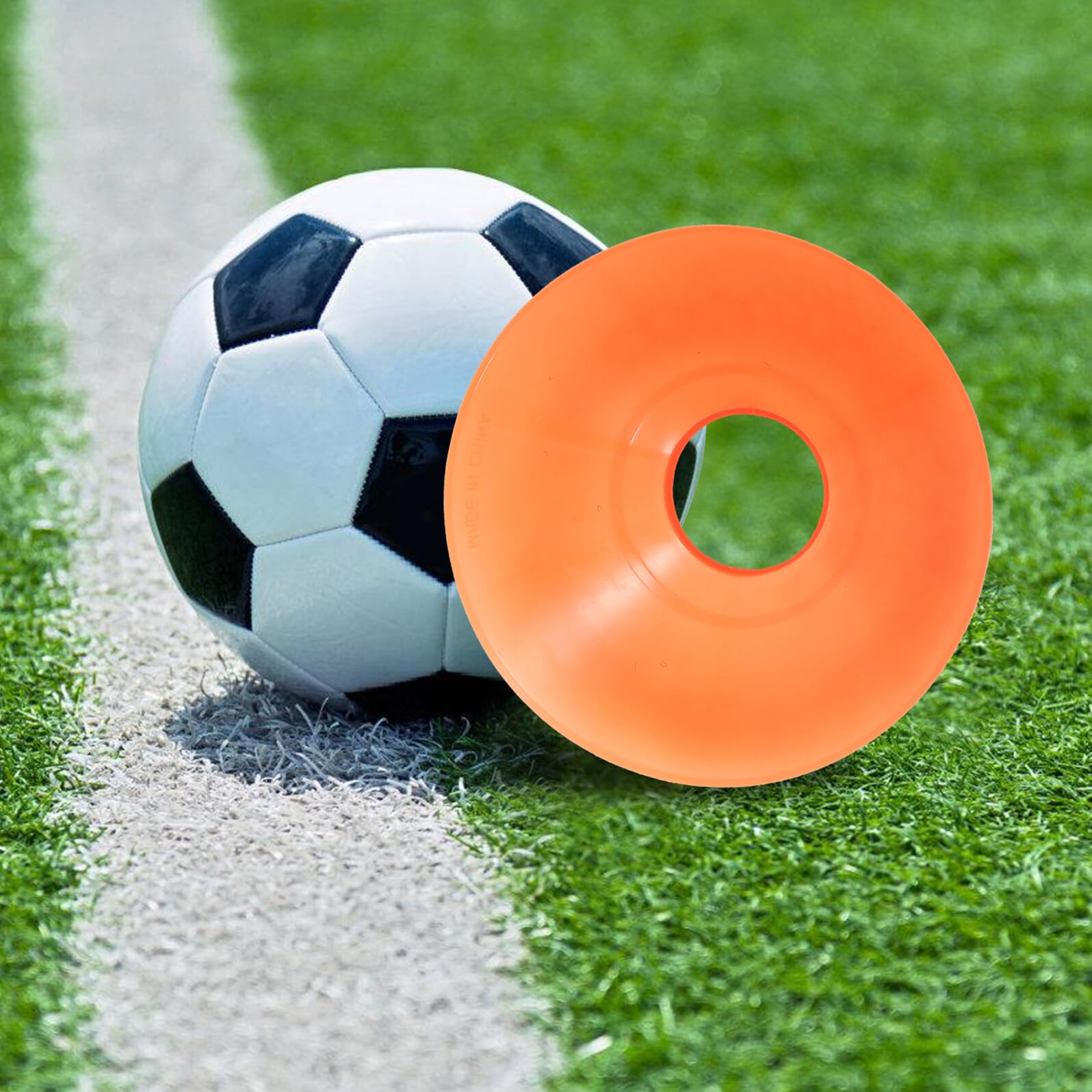 BESTonZON Plots D'entraînement Football 50 Pièces en PE Robuste, 5 Couleurs Assorties, Cônes D'agilité Portables Paquet Filet de Rangement, Panneaux de Signalisation pour Préparation