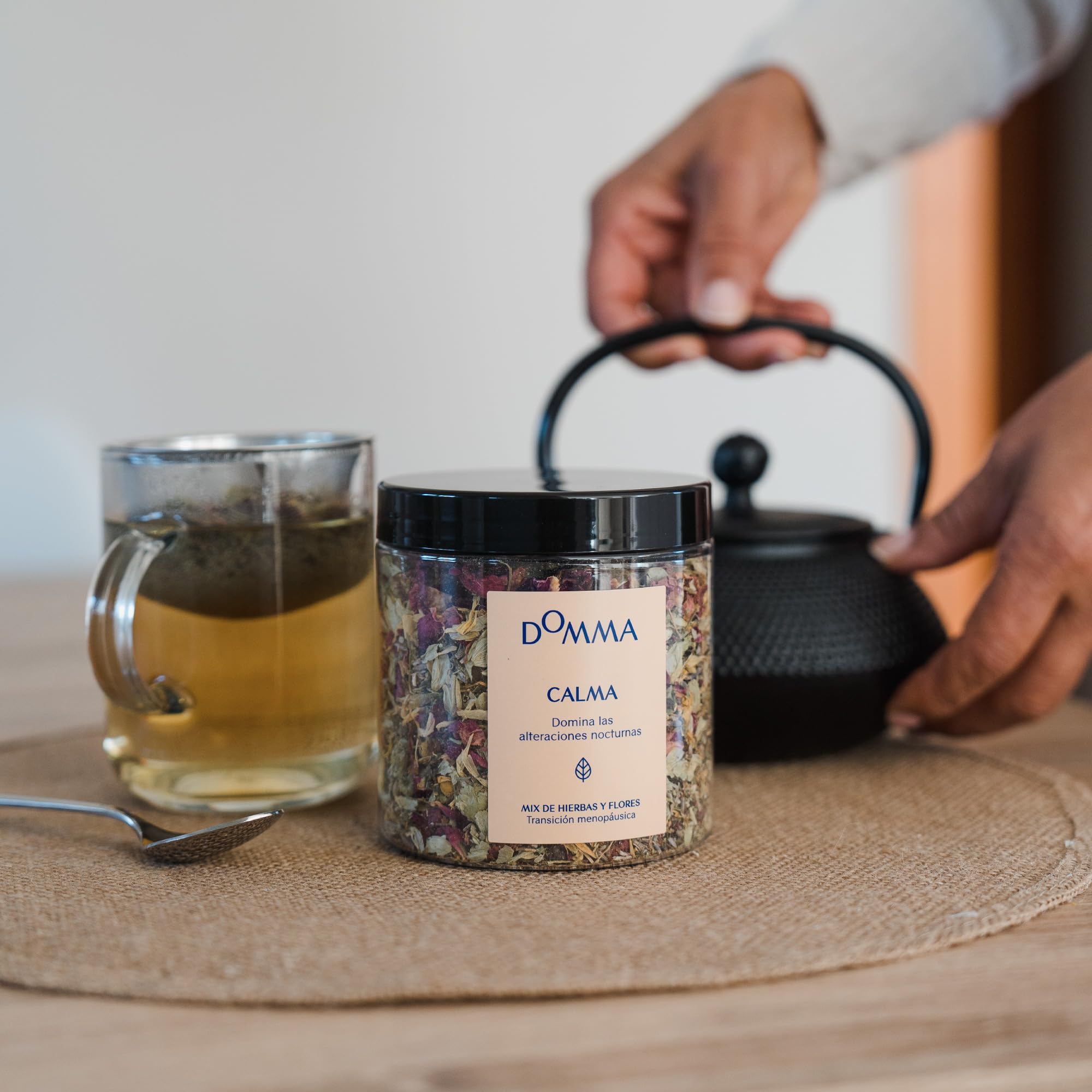 Menopausia - Calma Domma | Infusión herbal para calmar los sofocos nocturnos de la Menopausia y el insomnio - con Valeriana, Salvia, Pasiflora, Caléndula - Sin Gluten y Vegano | 80 gr