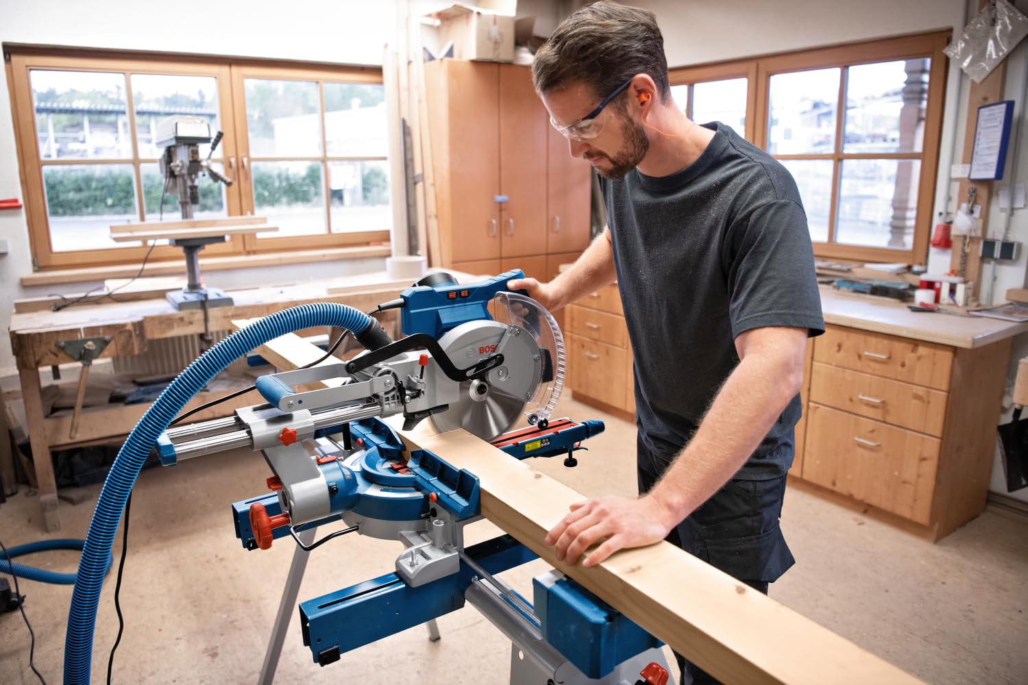 Bosch Professional scie à onglets radiale GCM 305-254 D (capacité de coupe 90 x 305 mm, avec 1 lame de scie circulaire, 2 appuis de pièce, sac à poussière, serre-joint)