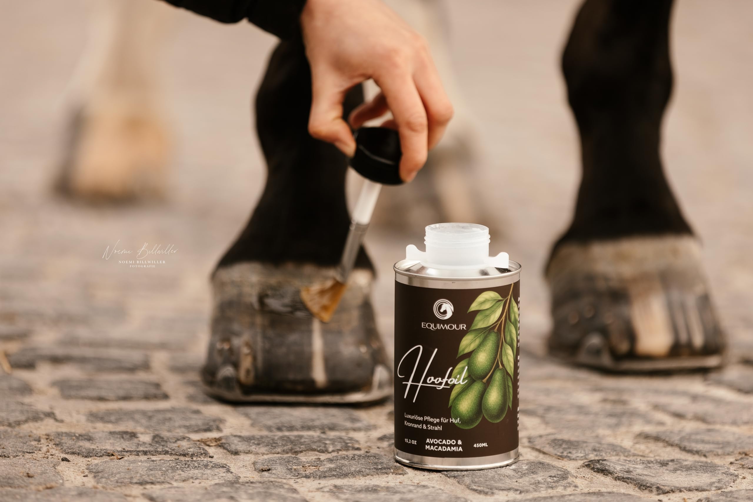 Aceite para pezuñas con pincel para caballos, aguacate y macadamia, cuidado de pezuñas con vitamina E, para pezuñas, borde de corona y chorro, brillo natural y aspecto bien cuidado, 450 ml