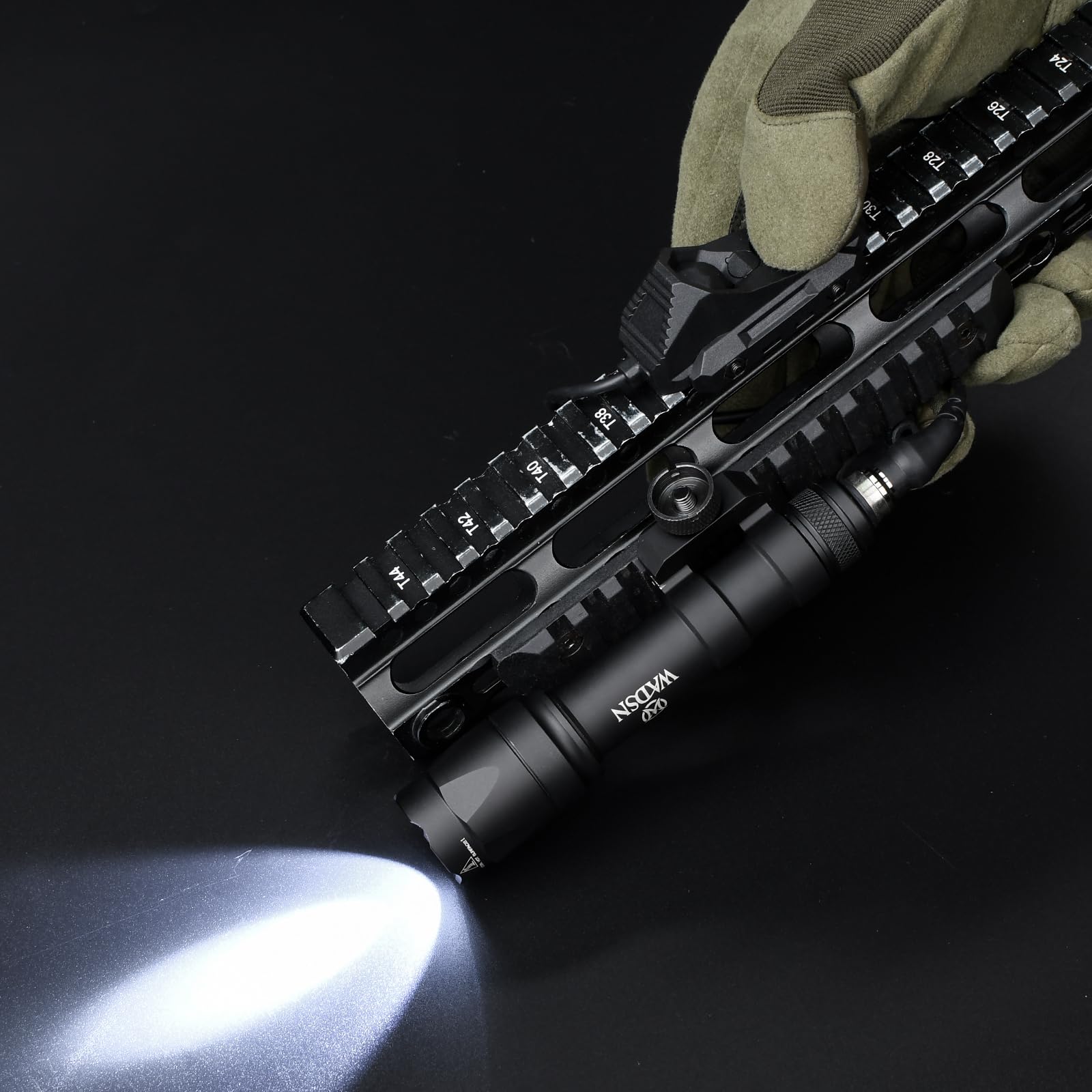 M600C Torcia tattica Torcia LED 600 Lumen,Luce scout leggera per sistema di binari Picatinny Mlok Keymod da 20 mm (Nero)
