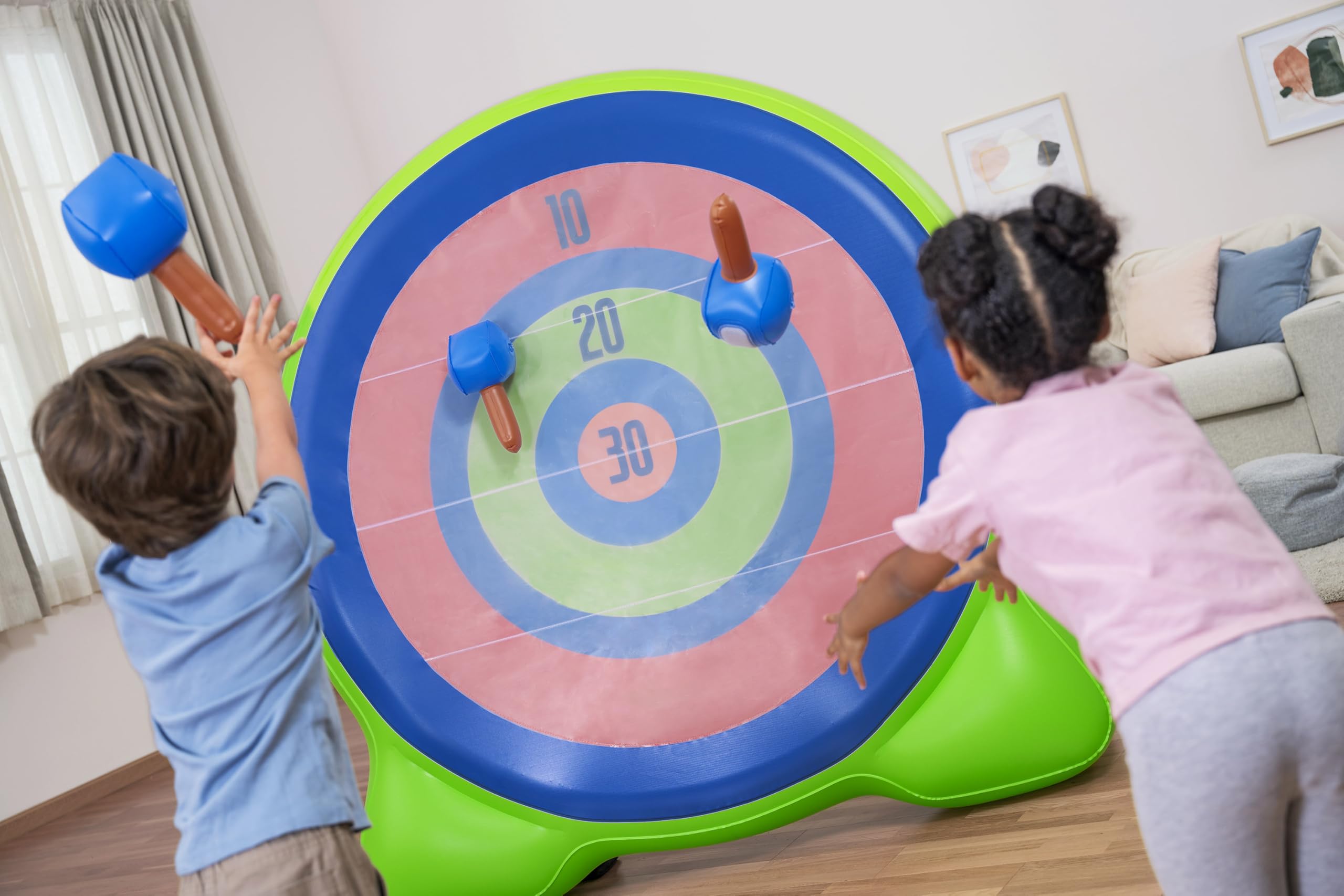 Bestway Fußball-Dartscheibe Backyard Bullseye 157x107x157 cm – Aufblasbares Outdoor Wurfspiel mit Klett-Fußball & Axtwurf, stabile Wasserkammer, Robustes PVC, inkl. 2 Fußbälle + 2 Äxte, ab 6 Jahre