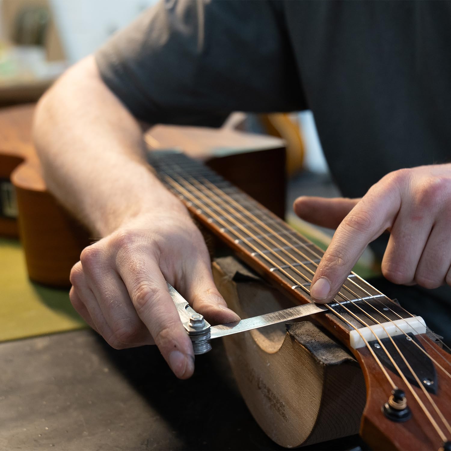 Lindo Chitarra elettroacustica Neptune SE V2 per mancini in noce nero con preamplificatore e custodia imbottita