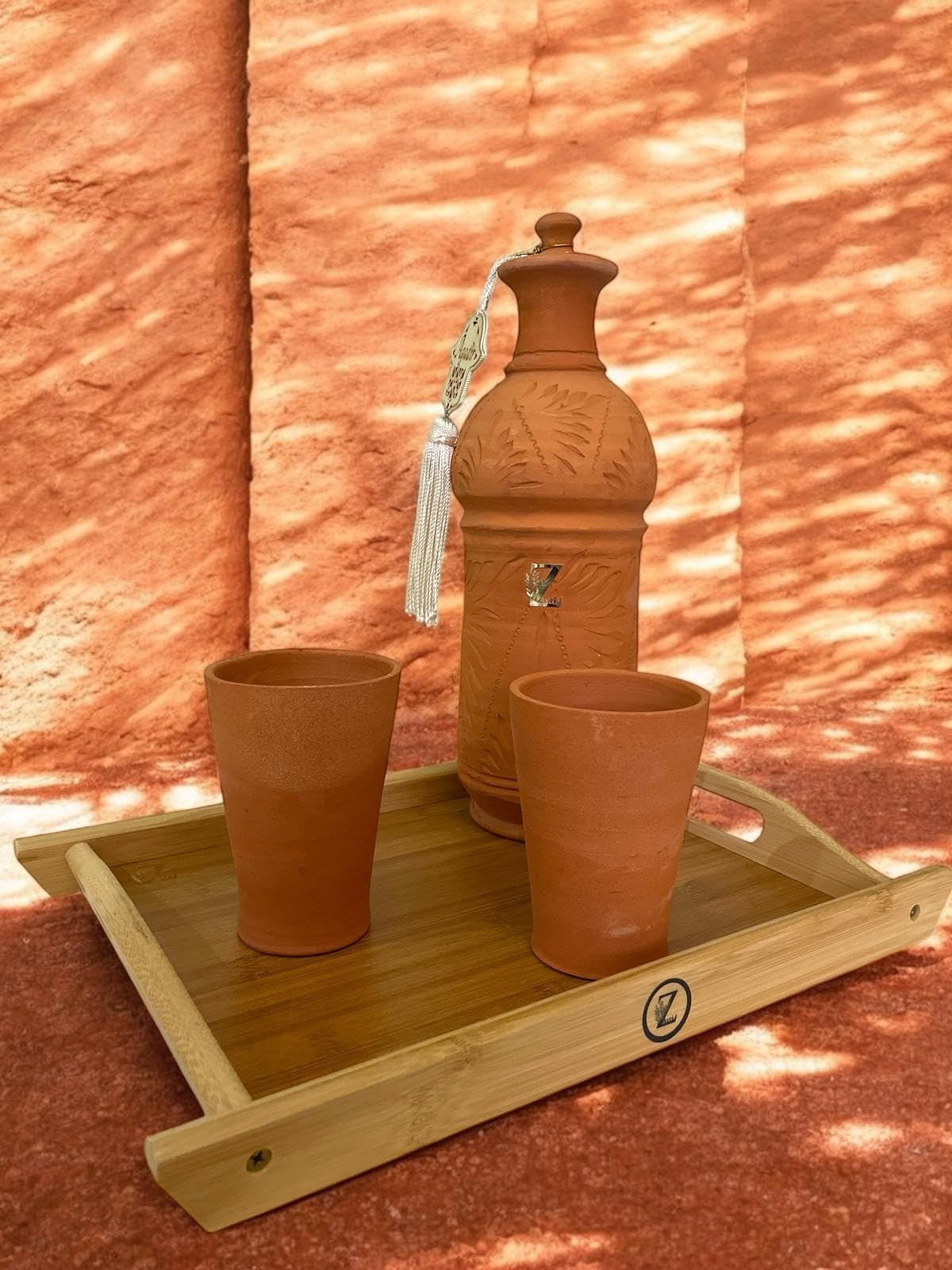 JARRE EN TERRE CUITE : UNE MANIÈRE NATURELLE DE PURIFIER VOTRE EAU - ENSEMBLE COMPLET AVEC 2 TASSES ET UN PLATEAU EN BOIS INCLUS, CAPACITÉ DE : 2l +ou - LITRES.