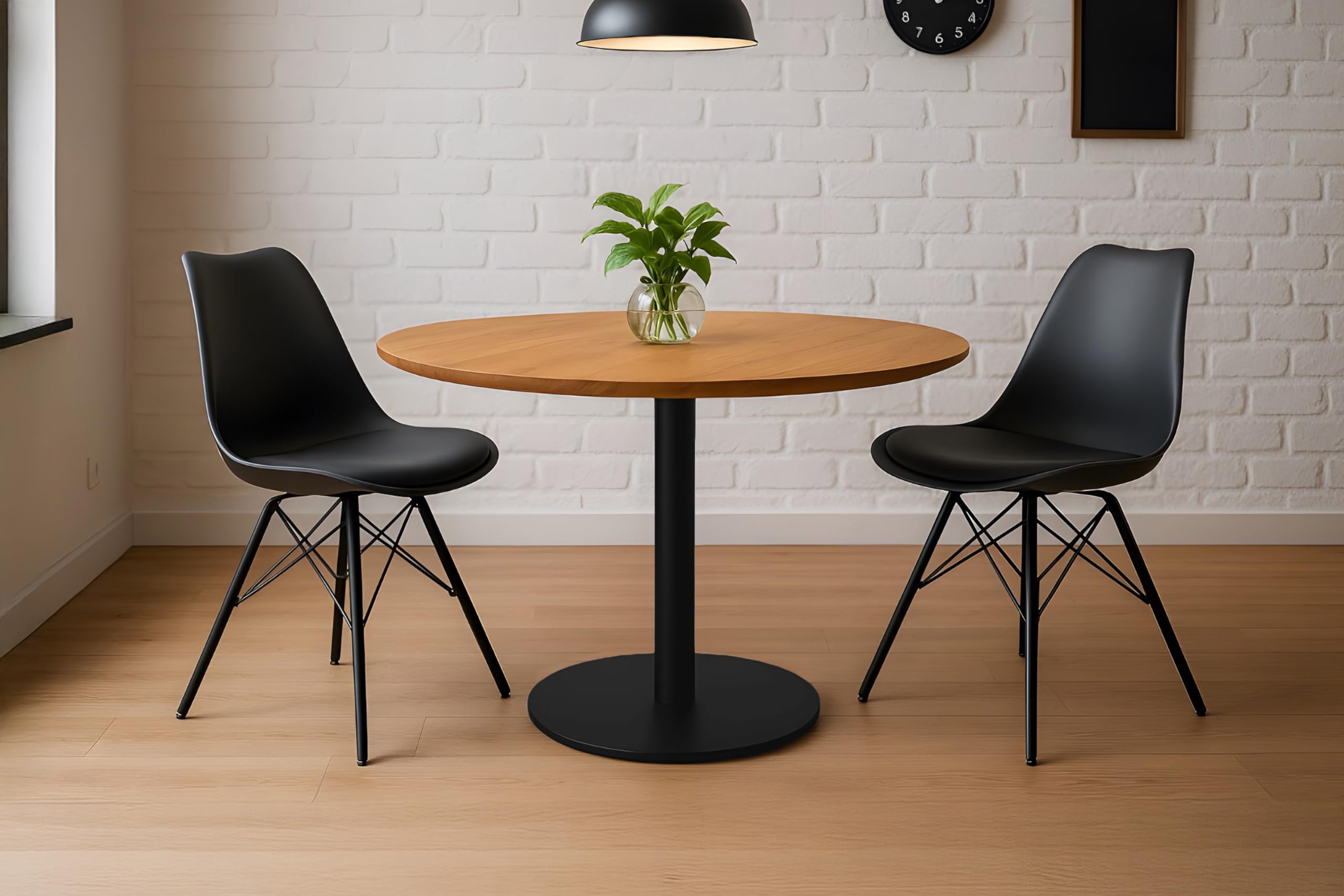 SAM Runder Bistrotisch Brasilian | 110 x 110 cm | Eichenholz massiv | Wildeiche geölt | Schweizer Kante | Säulen-Gestell Metall Schwarz | Holztisch/Säulentisch/Esstisch für Küche & Café