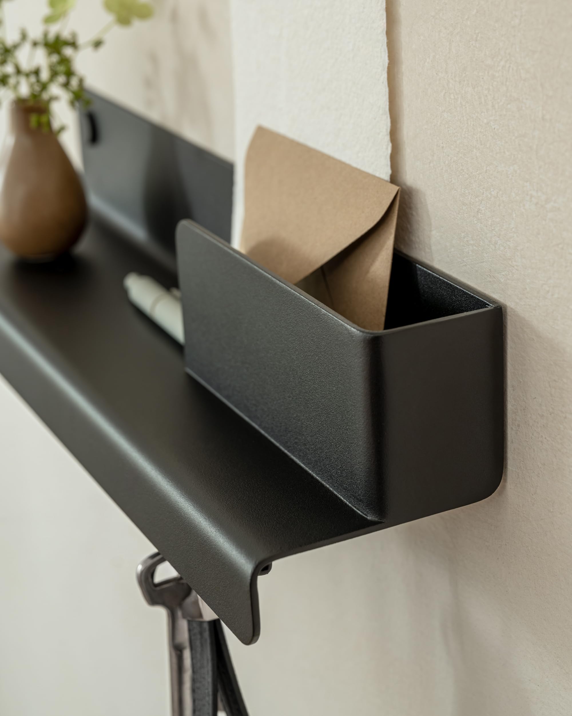 Kazai. Schlüsselbrett 'Holmsen' | Minimalistisches Schlüsselhaken-Design aus Berlin | Moderner Schlüsselhalter mit Ablage aus Metall | Schlüsselboard als Flur Möbel für die Wand | Schwarz