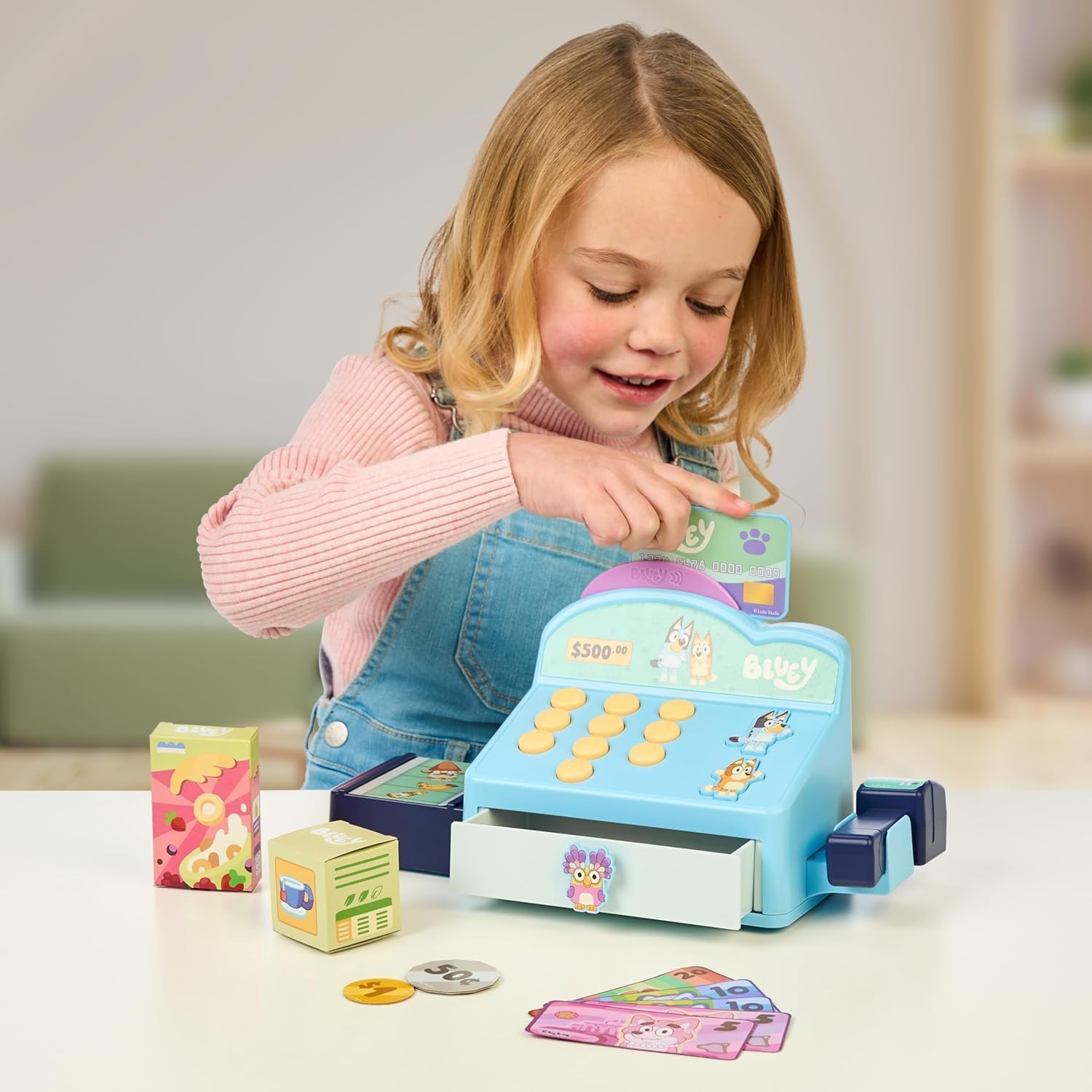 BlueY Caisse enregistreuse Les Boutons émettent des bips, des Sons et des répliques de et Bingo. Scanne des Articles comme si tu gérais Un Magasin. Contient Une Carte bancaire et de l’Argent !