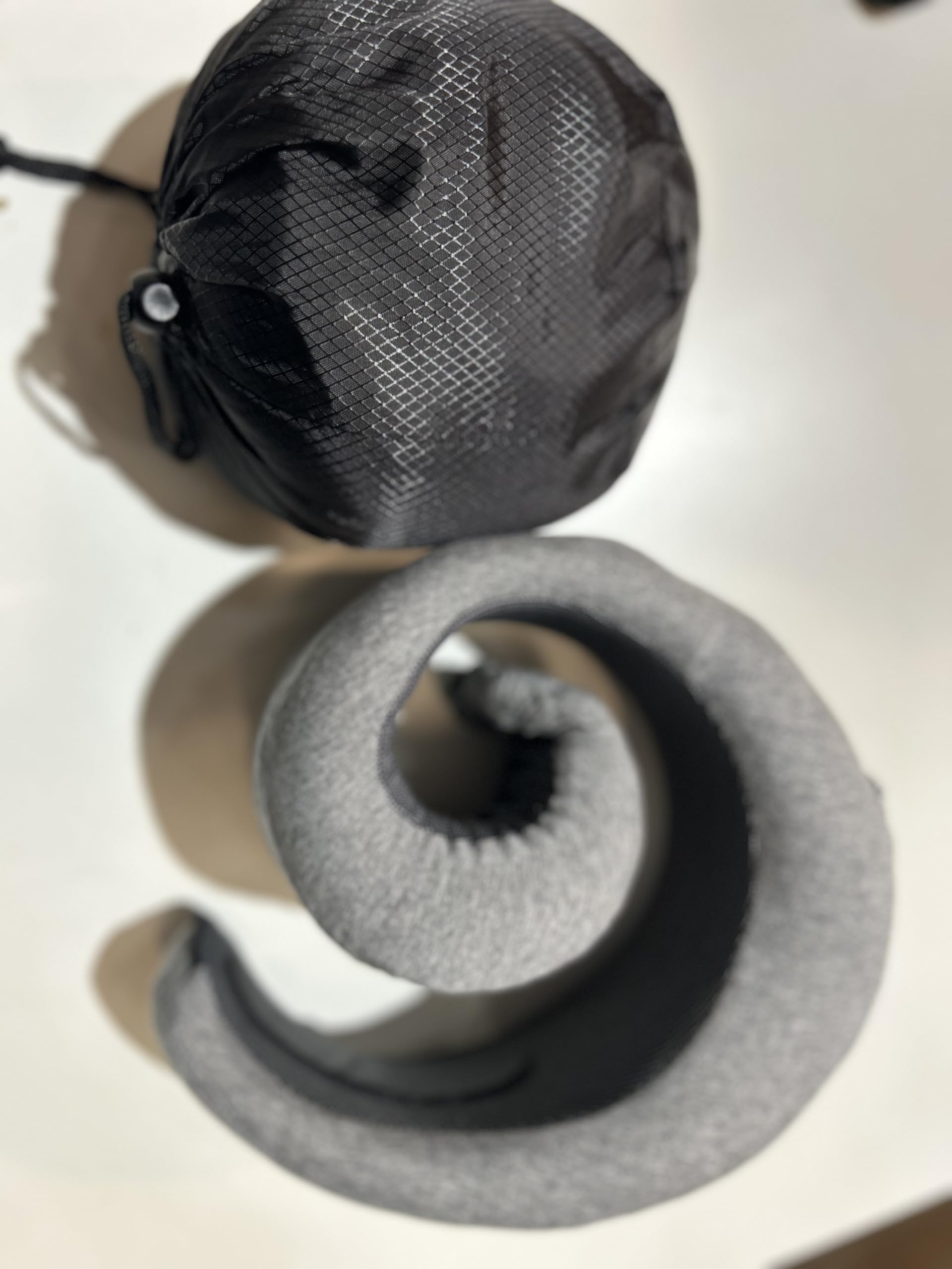 MayMax Almohada de Viaje con Espuma de Memoria - Cojin Cervical ergonomico para Avion, Coche y Tren, Funda Suave Lavable, Soporte Comodo para el Cuello