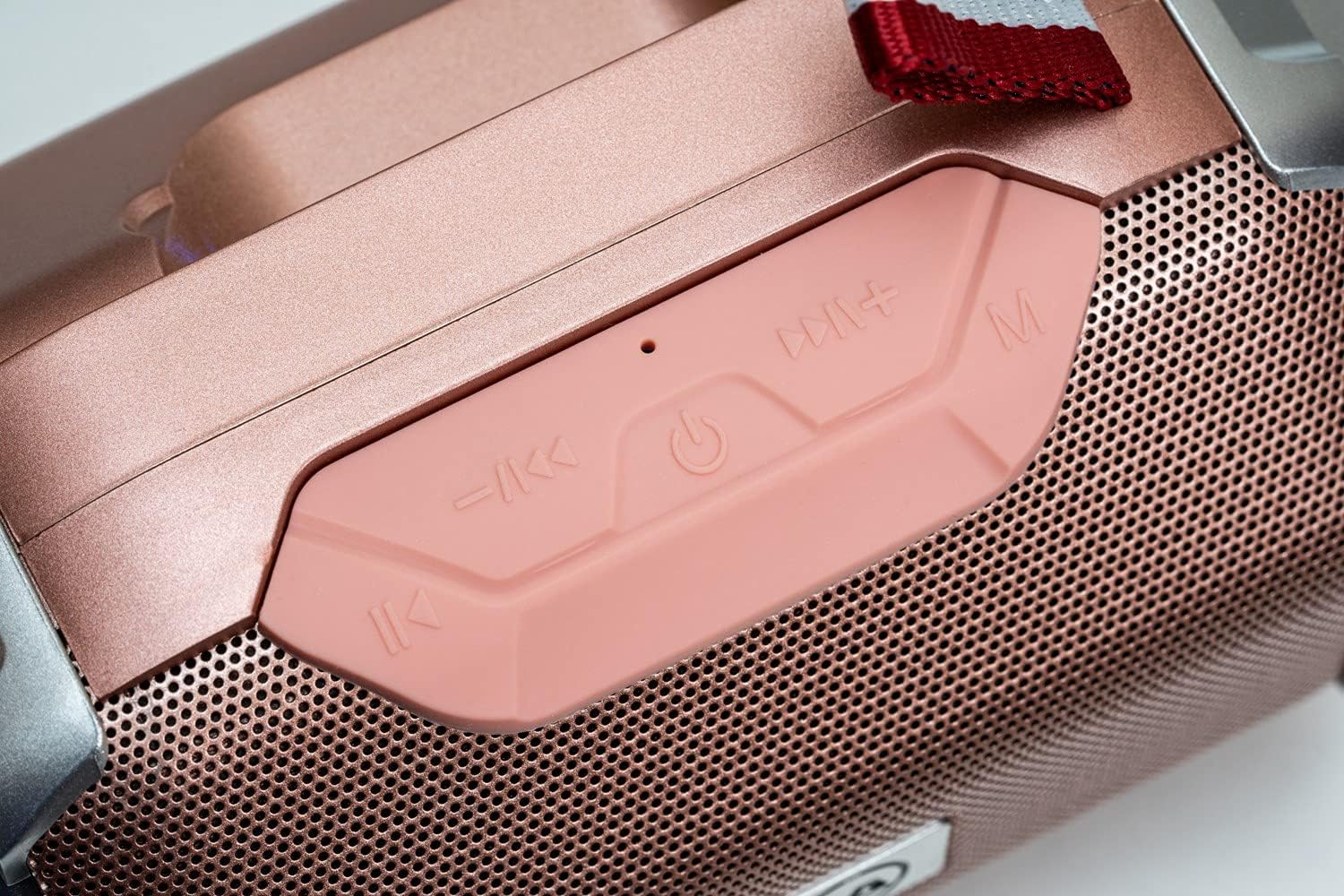 Close-up of Daewoo DIBT2626 speaker control buttons