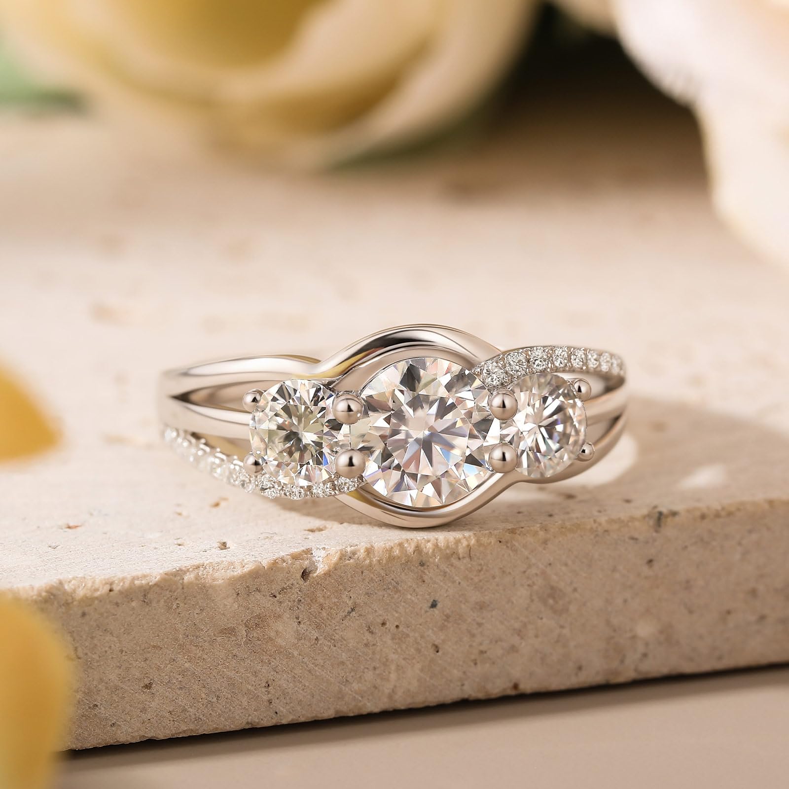 Jeulia Damen Moissanit Ringe Retro Drei Steine Verlobungsring 1ct Rundschliff Ehering GRA Zertifiziert Tauring mit Zirkonia Tauring Farbe D VVS1 Sterlingsilber Ring für Frauen Geschenk