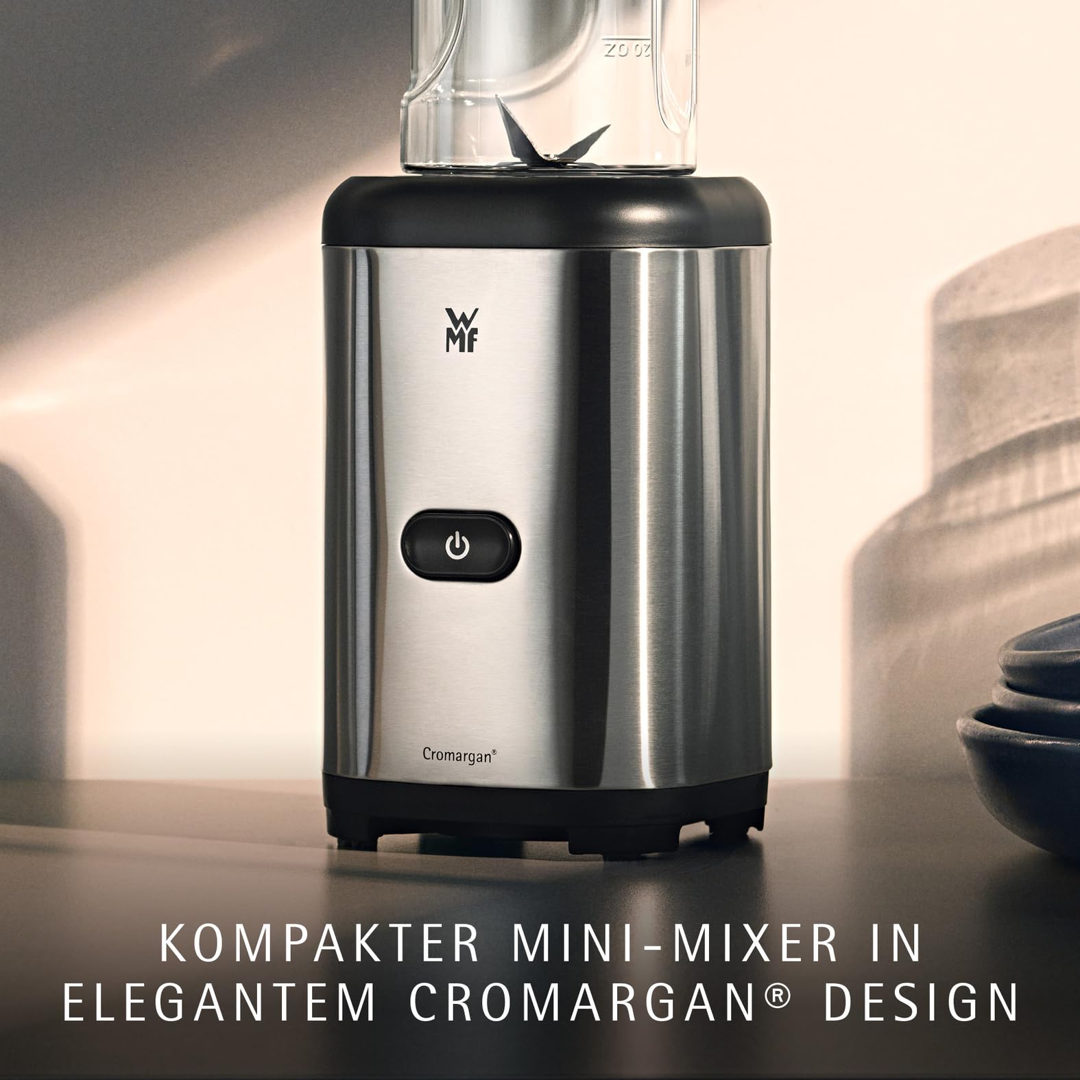 Besuche den WMF- WMF Kult X Mix & Go Mini Smoothie Maker, Standmixer, Blender elektrisch, Shake Mixer 300 Watt Leistung, Tritan-Kunststoff Flasche 600ml, auslaufsicherer Schraubdeckel, rutschfeste Füße, Silber/Schwarz in use