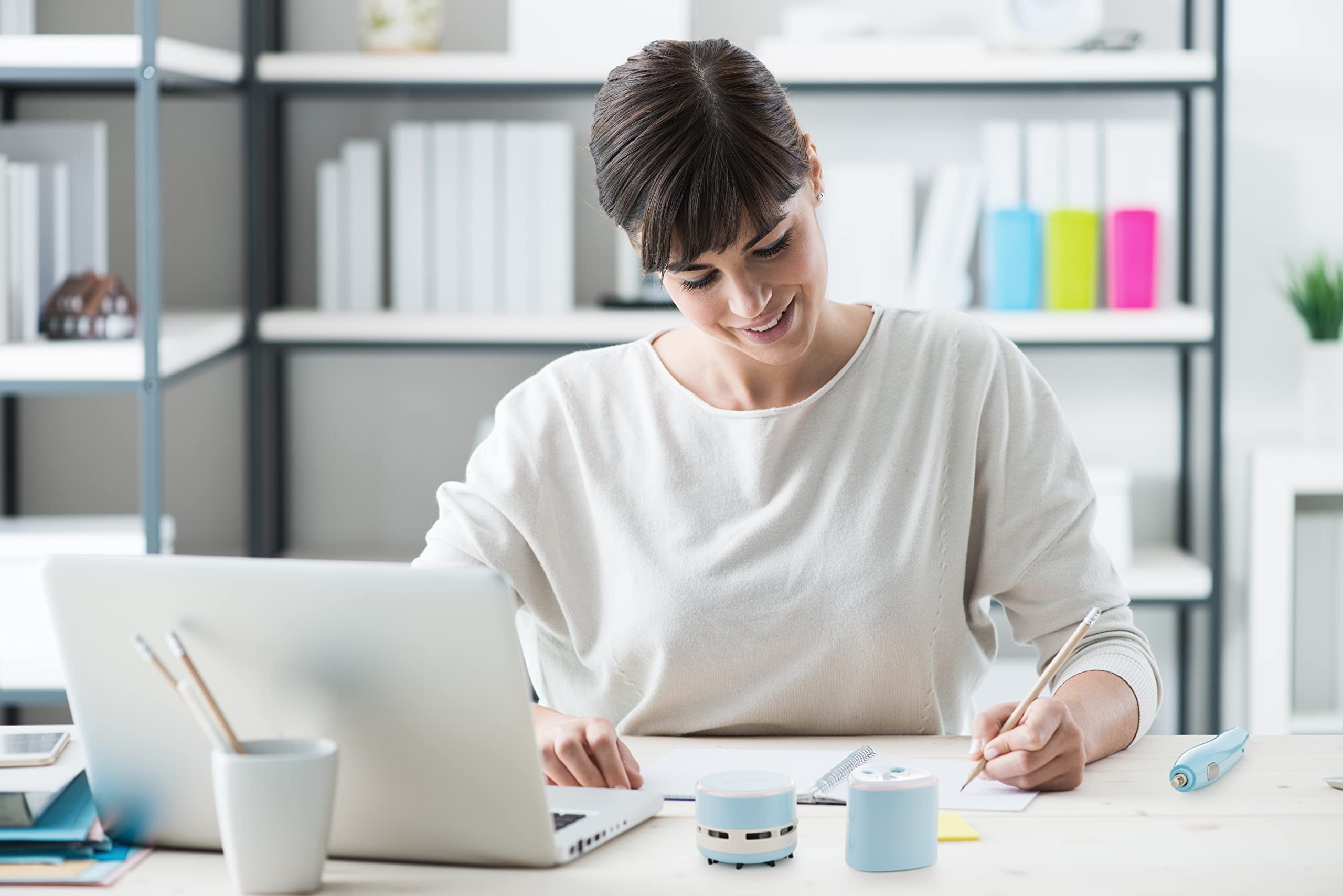 Taille-crayon électrique Peach PO102 Universel Avec Pièces De Rechange & Gomme électrique PO105 & Mini Aspirateur PA105 | 16 Gommes De Rechange | Gommage Facile, Tailler Et Aspirer Taille Crayon Afmat