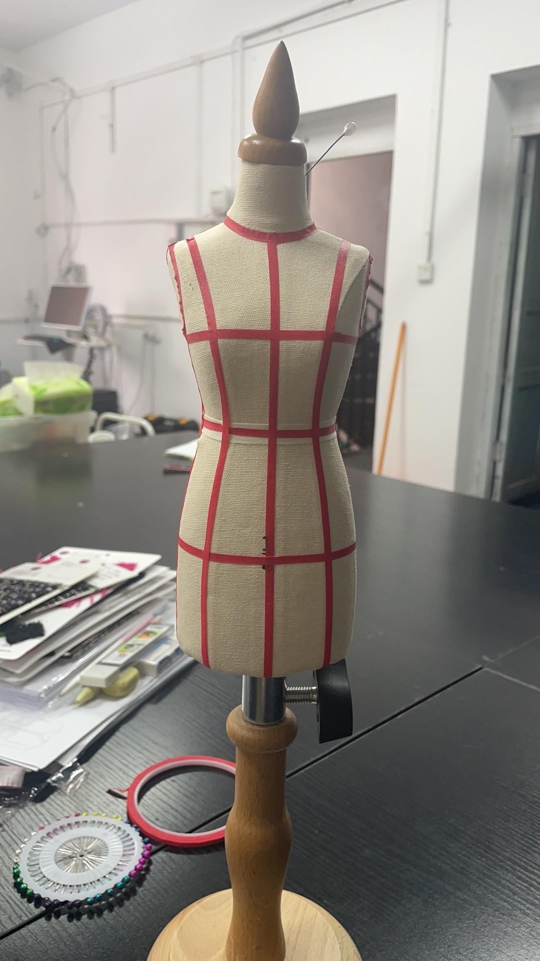 Mini manekin w połowie skali do szycia ubrań i tworzenia wzorów – rozmiar 1/2 1/3 1/4 W pełni przypinana forma sukni(White,1/4 Size)