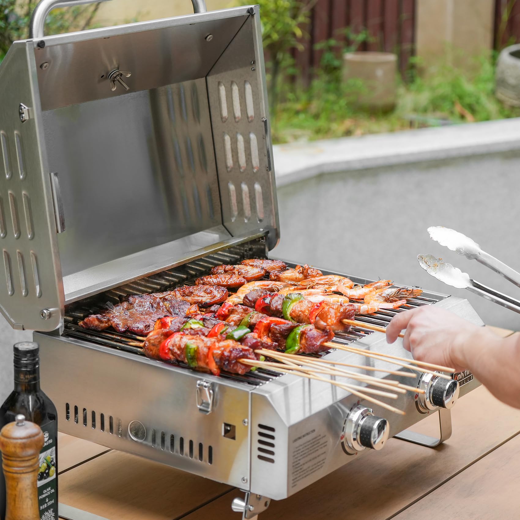 onlyfire Tischgasgrill 2 Edelstahlbrennern, Tischgrill mit Deckel, Grillrost, Thermometer, Kleiner Gasgrill für Balkon Camping Garten, 4.7 kW, Grillfläche 46x35cm, BBQ Tragbarer Tisch Gasgrill