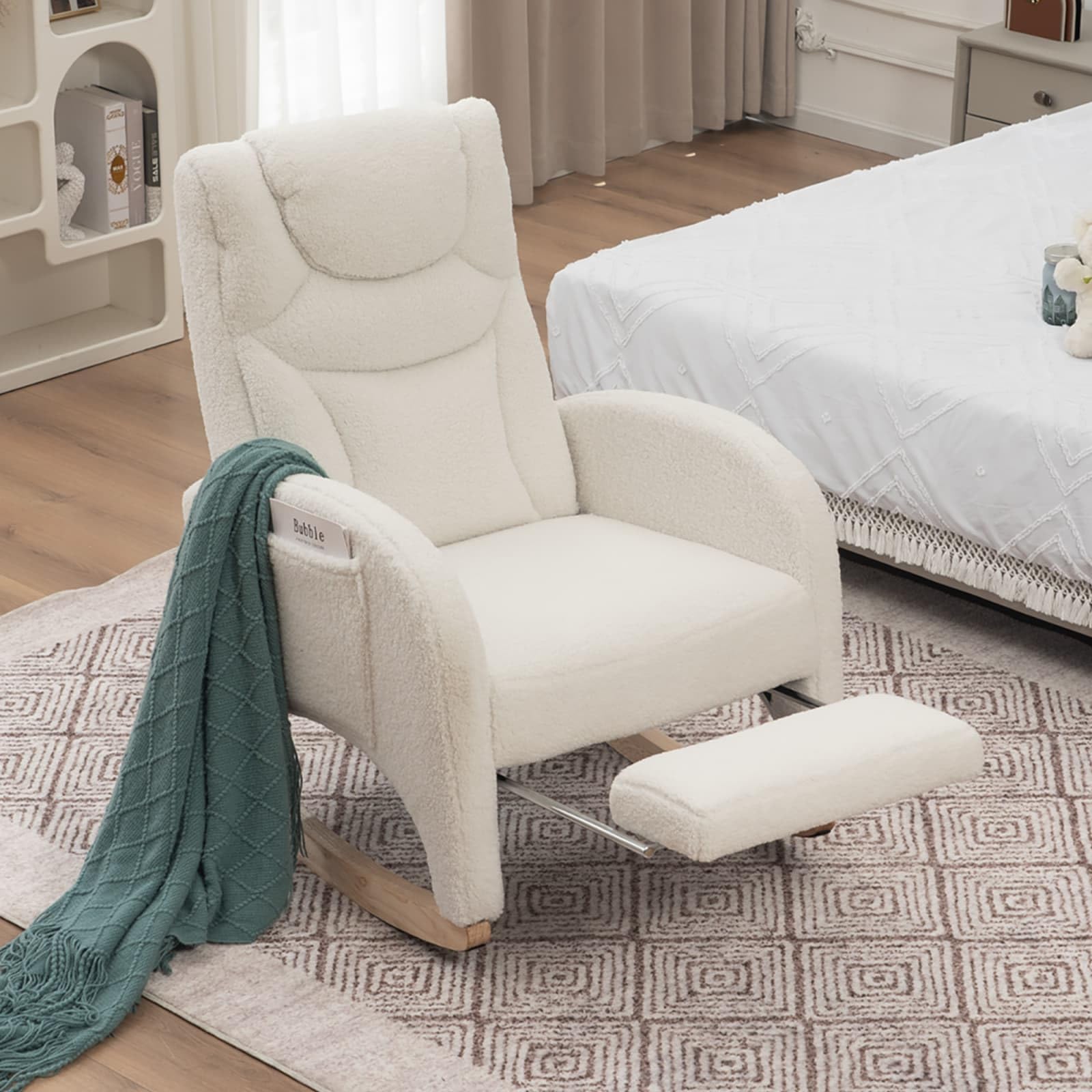 KOMHTOM Fauteuil à Bascule avec Repose-Pieds Escamotable, Fauteuil de Salon avec Structure en Bois et Poche de Rangement Latérale, Tissu Peluche Teddy (Blanc)