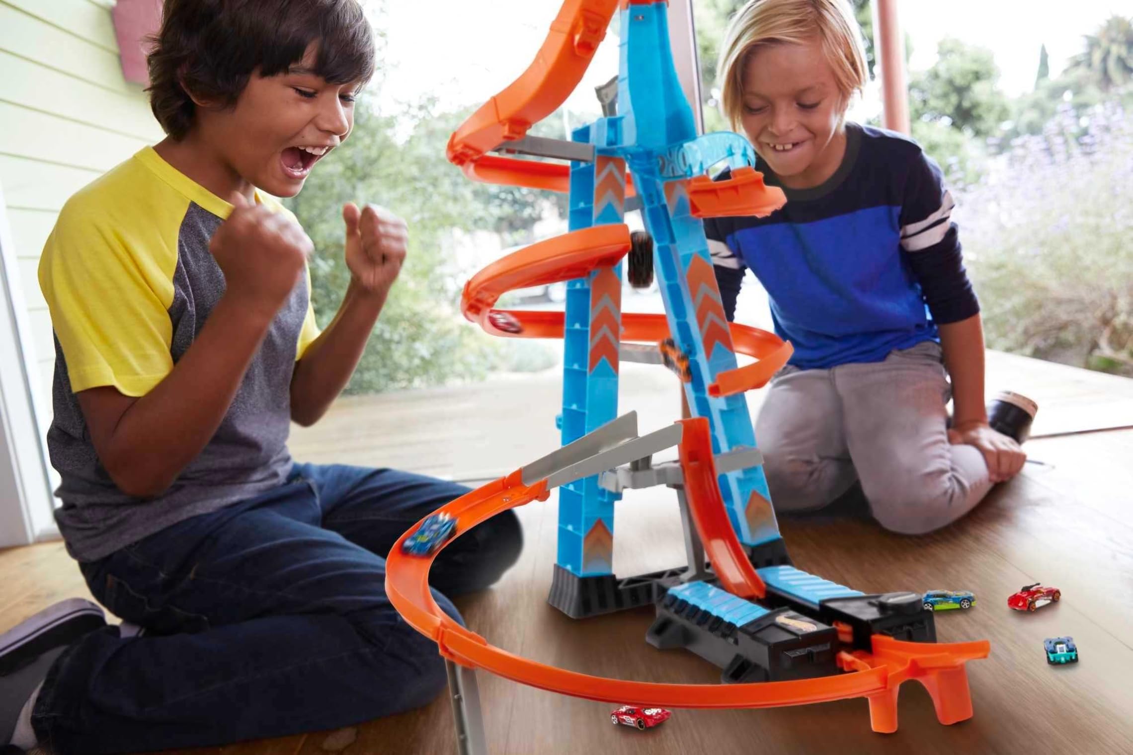 Hot Wheels - Pista y garaje para coches de juguetes, regalo para niños y niñas +5 años (Mattel GWT39), Embalaje sostenible