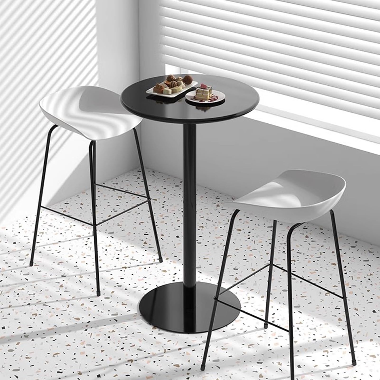 Table de bar de cuisine ronde et noire pour bistro et petit salon moderne