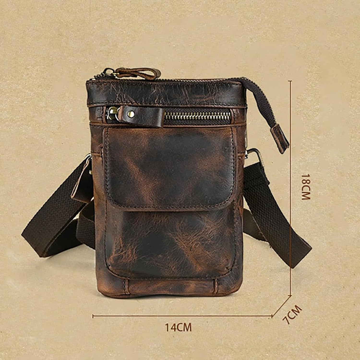 オイリーブラウン（コーヒー色）の革製ベルトポーチ。カラビナ付きで財布収納に最適，ショルダーバッグとしても活用可能。小さなメッセージバ