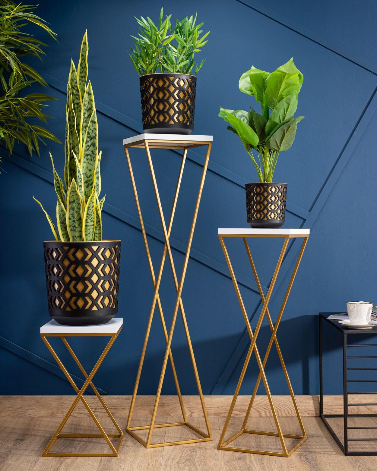 Pflanzenständer Metall 70 cm Hoch - Stabiler und Fester Blumenhocker mit Weiß MDF-Platte auf Gold Ständer - Blumenständer zur Dekoration Innenräumen
