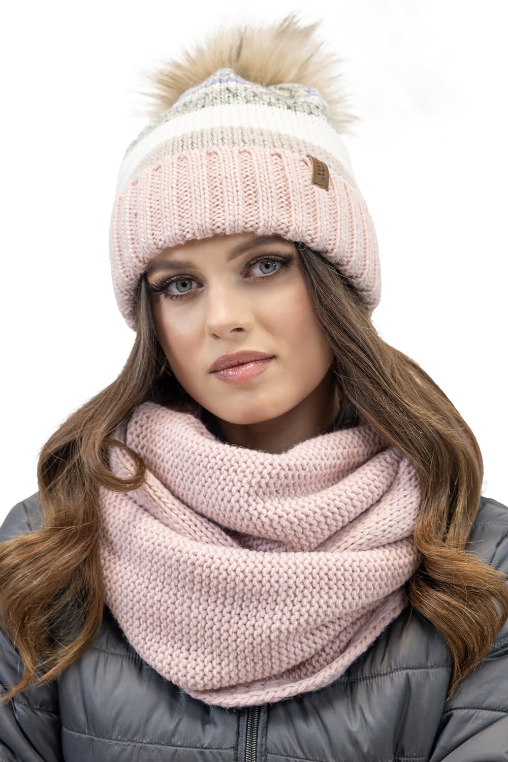 VIVISENCE Winter Mütze Mit Bommel Für Damen Aus Wärmendem Garn Mit Antistatischer Wirkung Bommelmütze Aus Weichem Innenfutter Perfekte Passform Für Kalte Wintertage Modell 7099