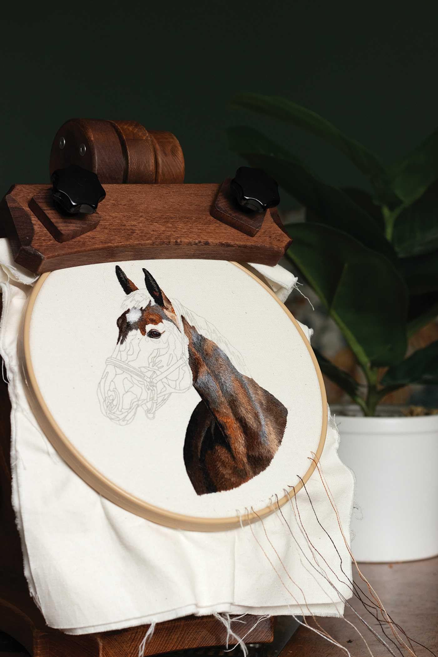 Embroidered Animal Portraits: A Guide to Thread Painting Fur, Feathers, Spines & Scales