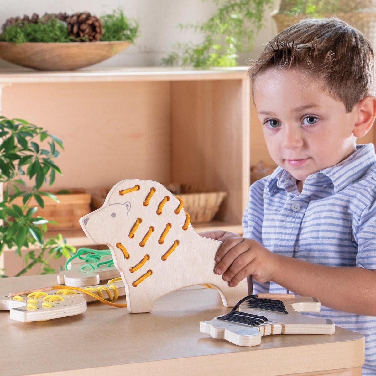 Kaplan Early Learning Safari Wooden Lacing Animals - Set of 5 Animals, Colorful Laces, and Pattern Cards for Creating Realistic or Abstract Patterns - Image 4