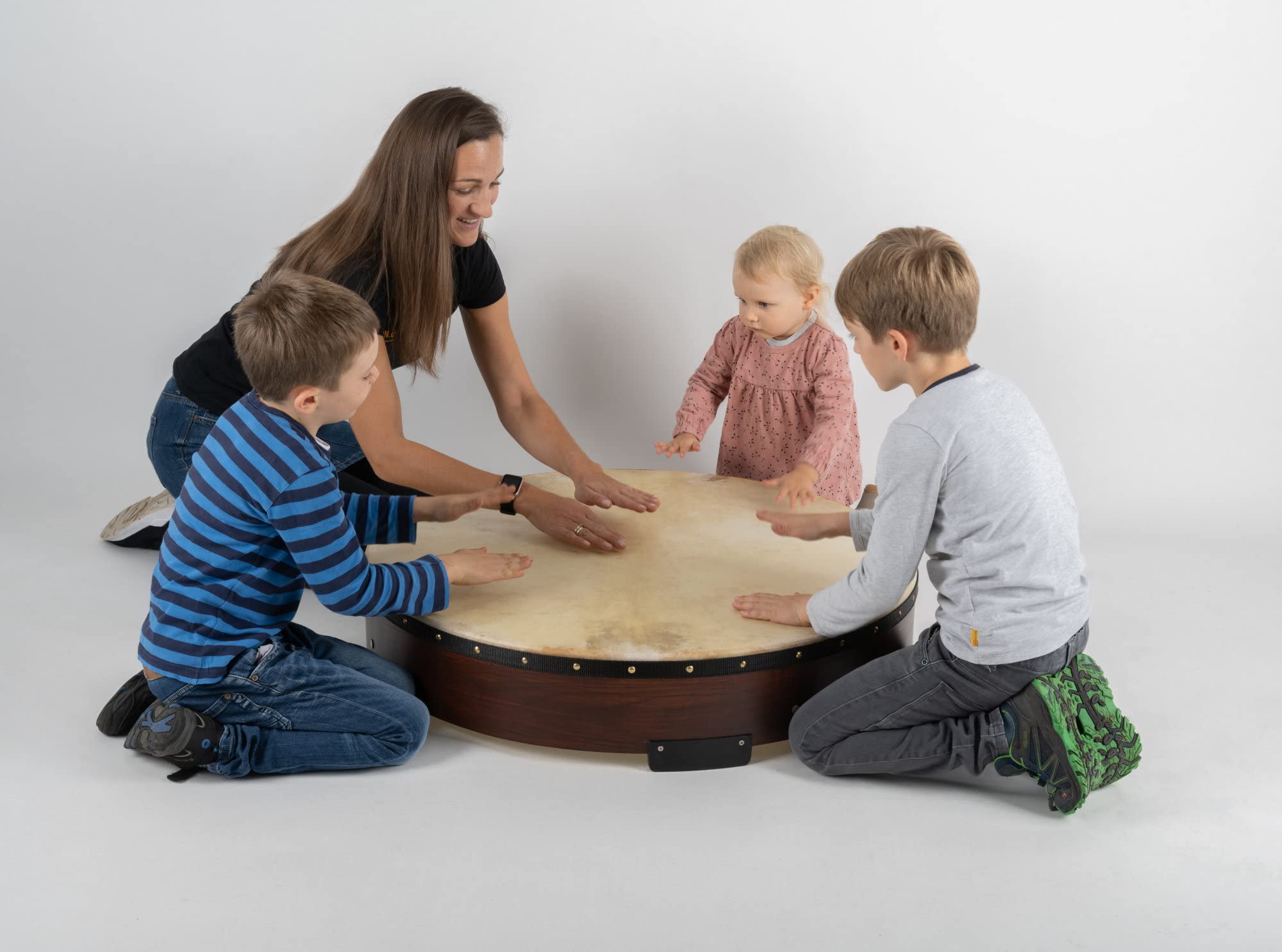 Classic Cantabile TD-36 Grande Tambour Sur Cadre Pour Enfants Et Adultes | Général, Recouvert d'une peau naturelle, Effet énergétique et puissant, Profondeur: 15, 5 cm, Diamètre: 36" (89 cm), Poids: 4