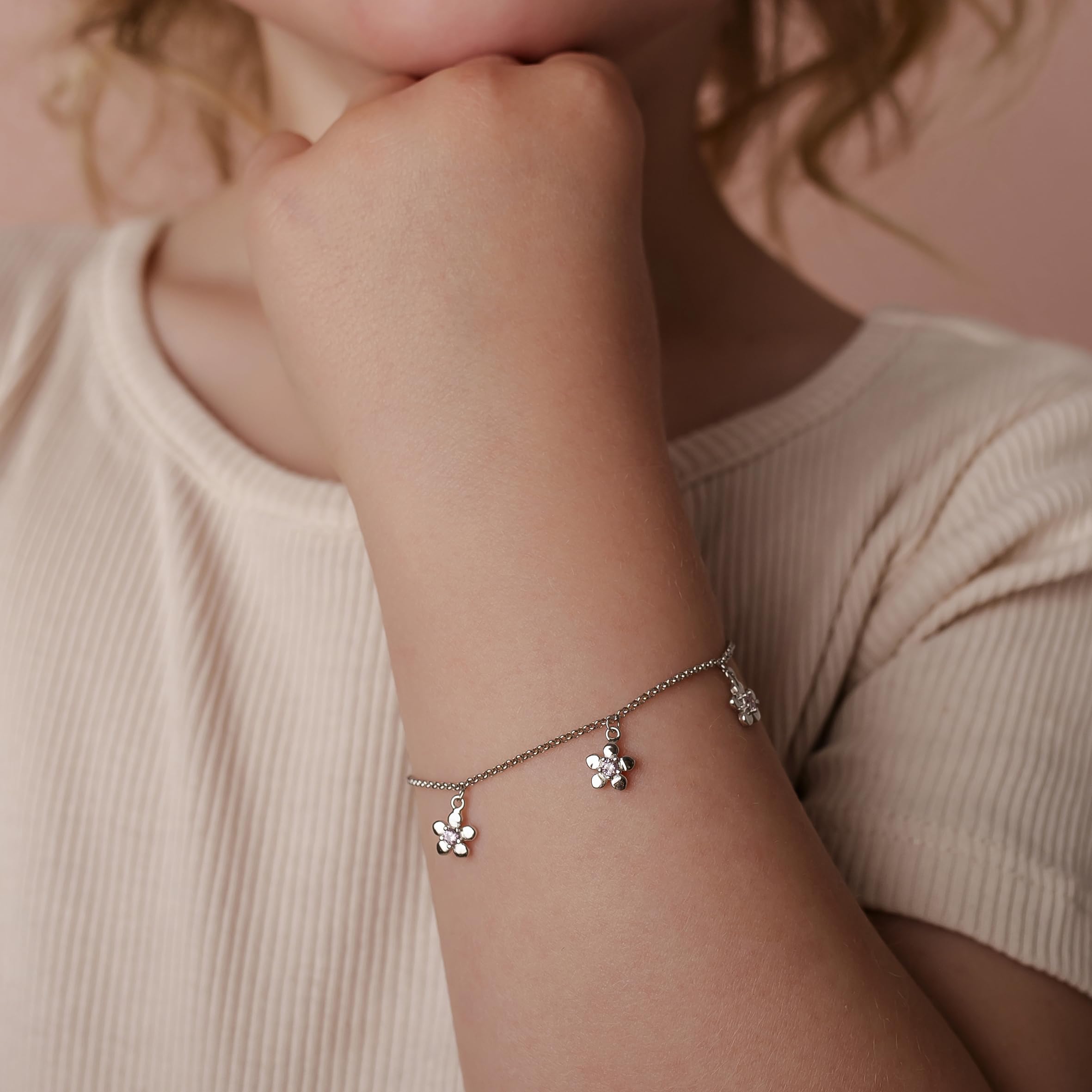 Sakrami Pulsera con Tres Colgantes en Forma de Flores con Circones Rosa Caja Regalo Personalizada kids Collection - Pulsera para Nacimiento Comunión o Bautismo