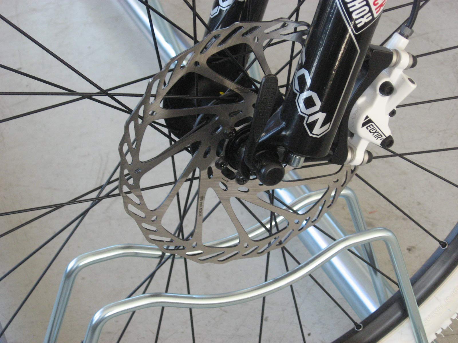 Andrys Rastrelliera Biciclette con Staffa di Fissaggio - Porta Bici da Terra con Posteggio Alto e Basso per Bici con Freni a Disco e Ruote fino a 8cm - Acciaio Zincato a Freddo (Argento)
