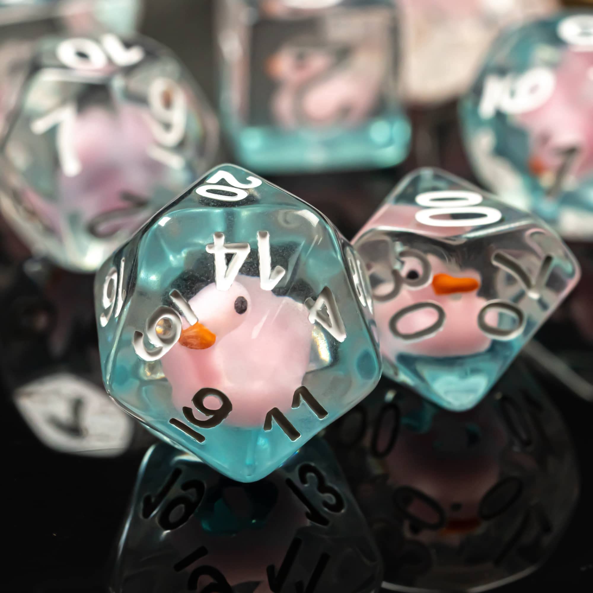Cusdie Ensemble de 7 dés DND, ensemble de dés polyédriques remplis d'animaux, pour le jeu de rôle Donjons et Dragons D&D (Canard rose)