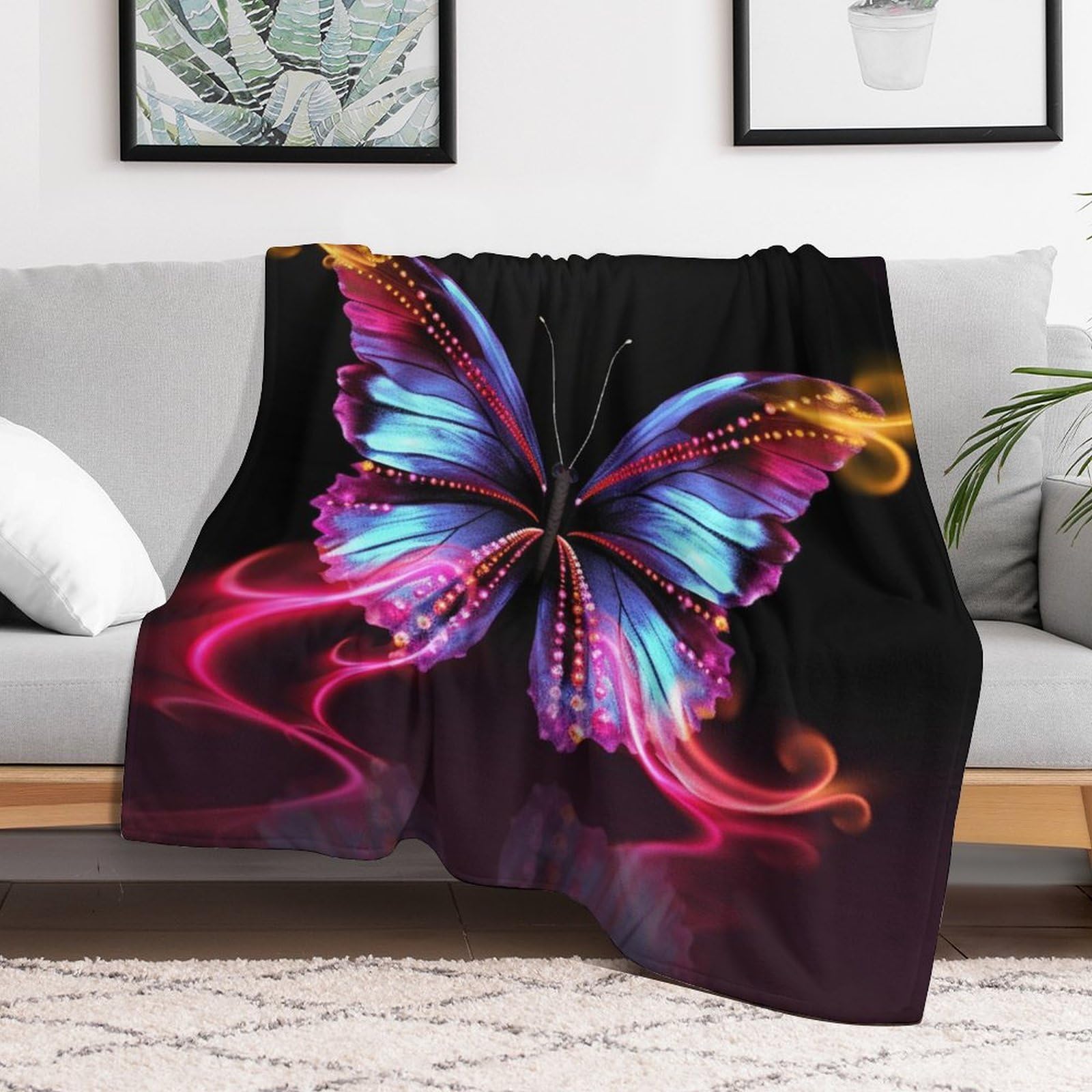 Couverture polaire papillon pour un moment cocooning sur votre canapé rustique