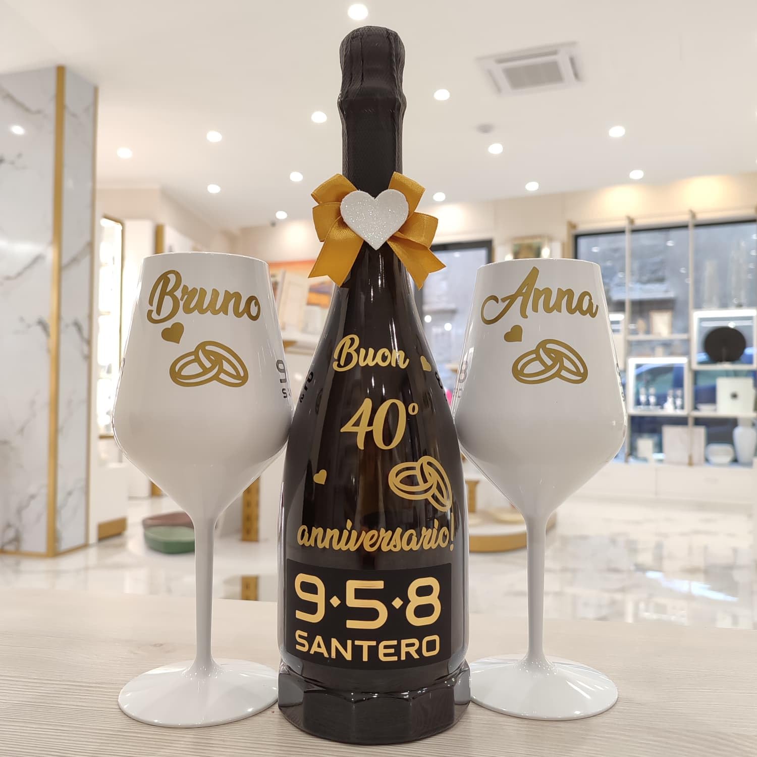BOTTIGLIA Spumante e 1 Bicchiere Rosso Personalizzabili ideali per Laurea con 3 Tocchi applicati sulla bottiglia, Scritta e Fiocco con Dettaglio da scegliere in fase di personalizzazione