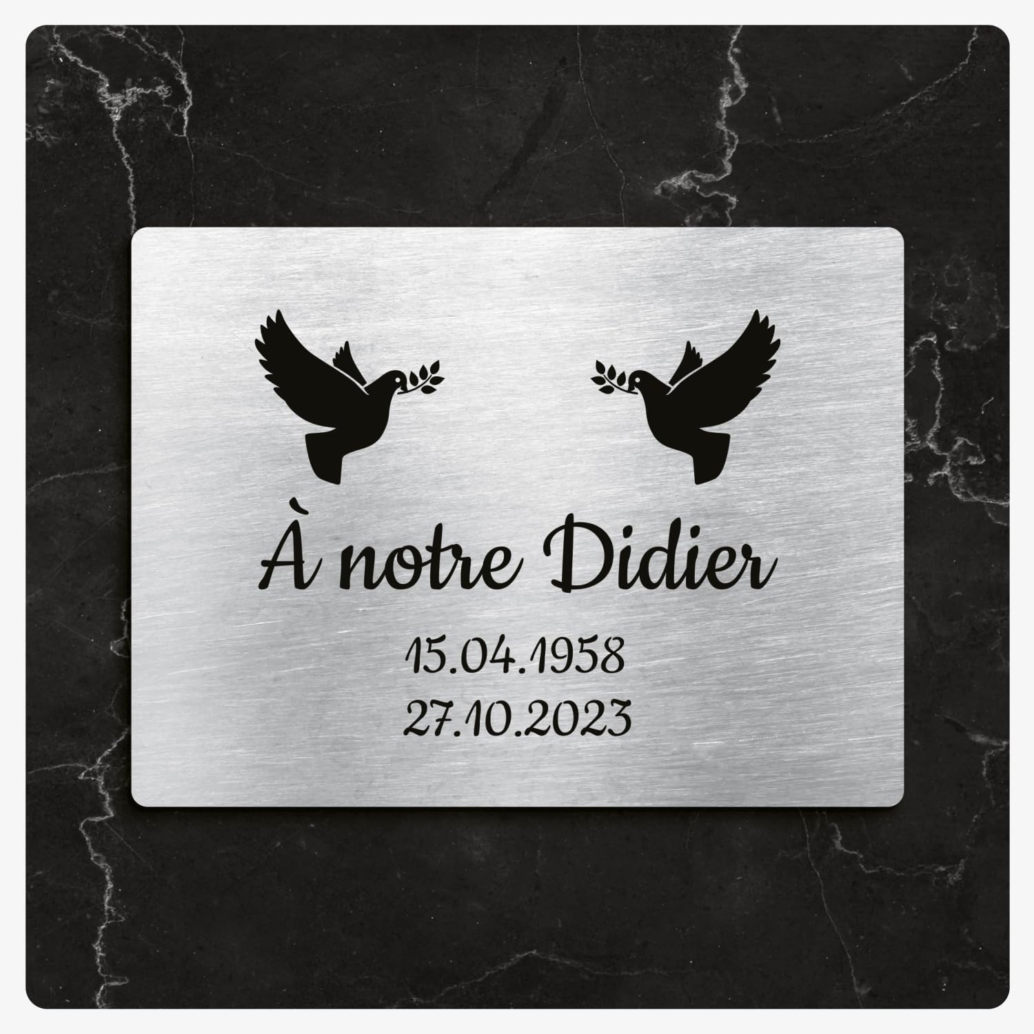 Targa Funeraria Ovale 20x13 Cm Con Due Colombe E Ramoscelli – Personalizzabile Da 1 A 3 Righe – Adesiva O Con Fori, Prodotta In Francia